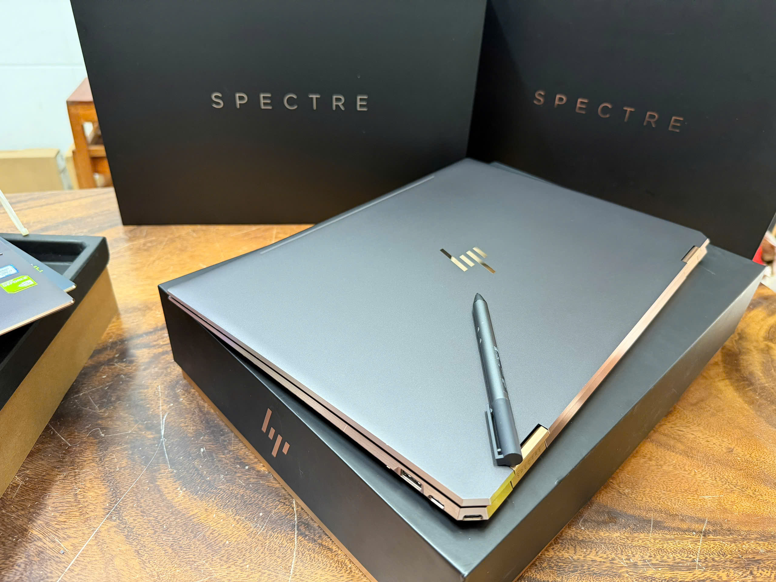 Hp Spectre 15 Gemcut, Gold Black (5)