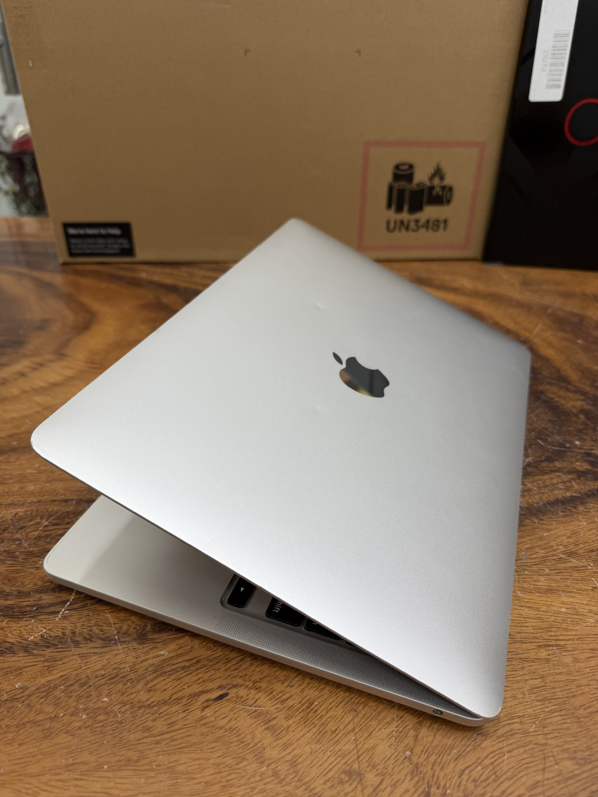 Macbook Pro 2020 13 inch MXK32, i5 1.4G, 16G, 256G. 
