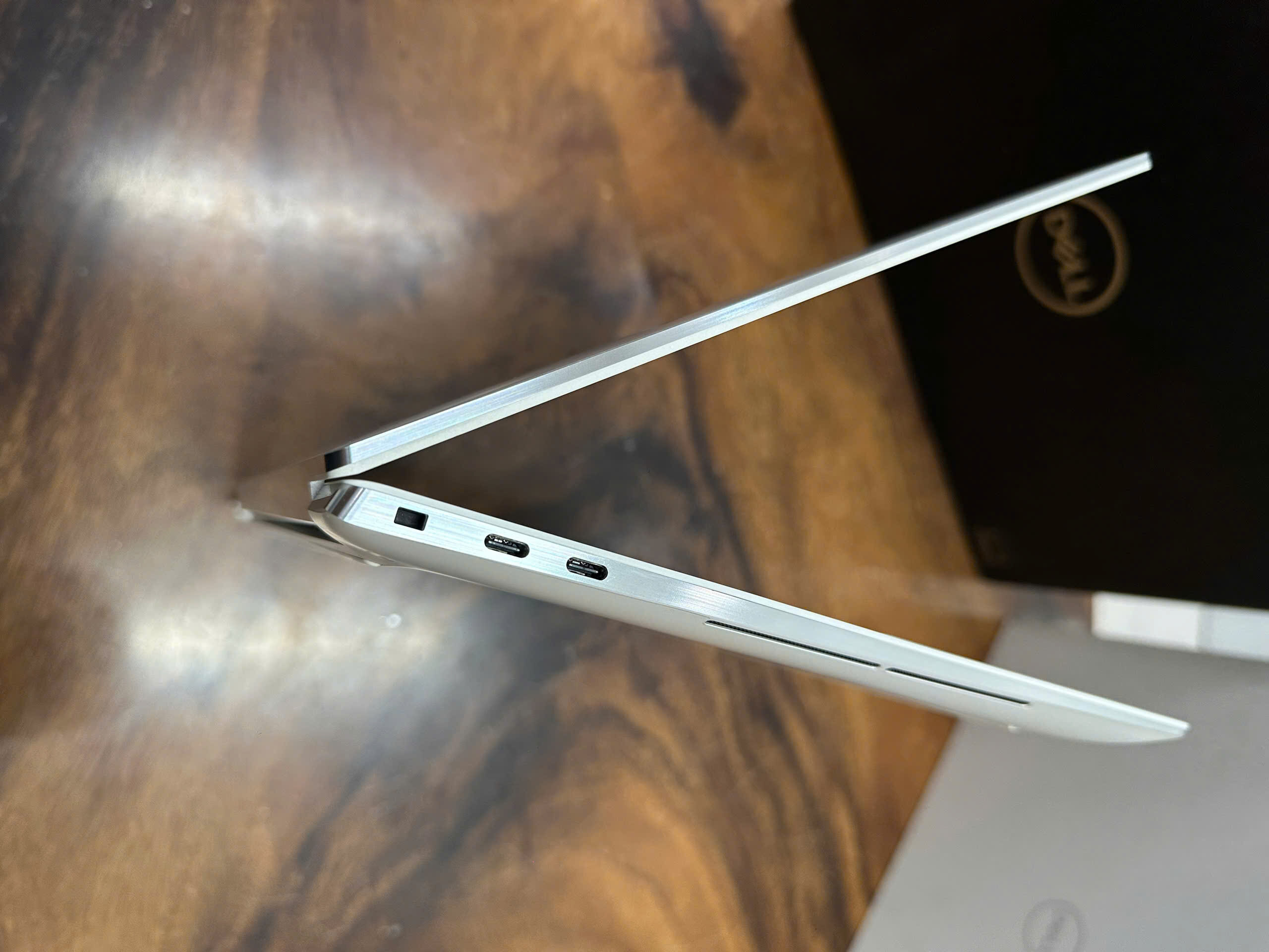Cổng kết nối Thunderbolt 4 là chuẩn giao tiếp có tốc độ nhanh nhất 2025