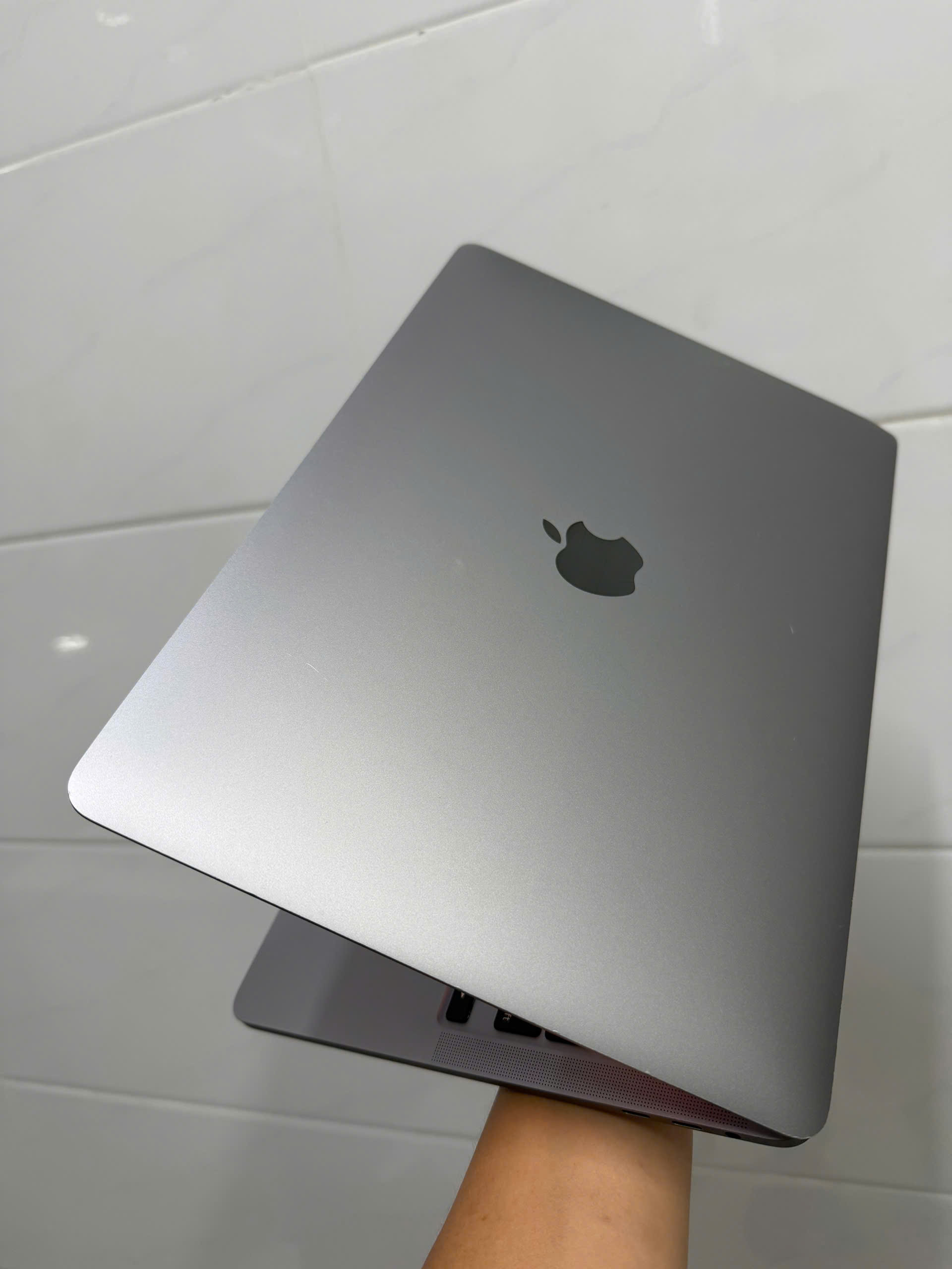 Macbook Pro 2020 13in, core i7 2.3G, ram 16G, 512G.