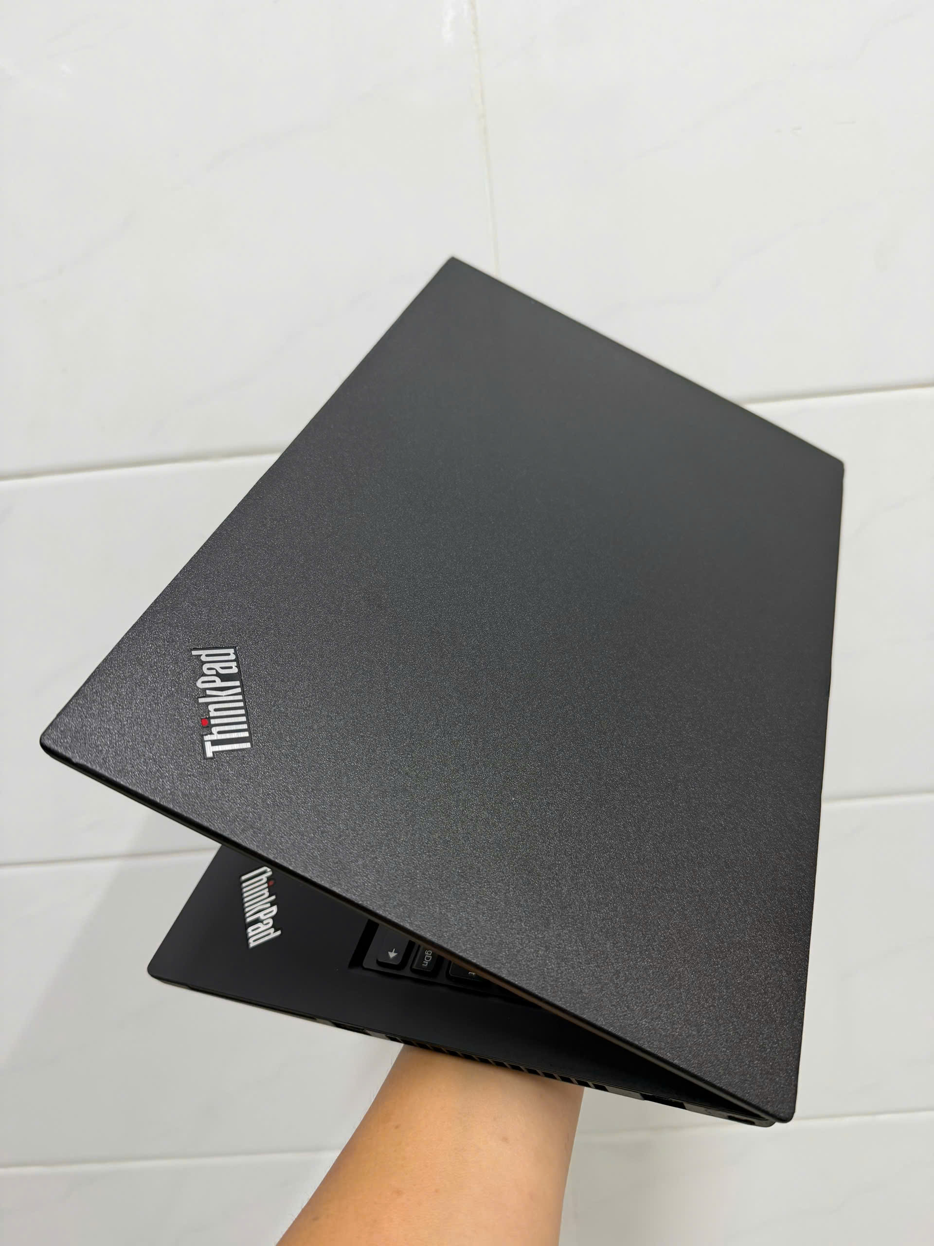 Thinkpad T490, core i5 8265u, 14in FHD, zin 100%