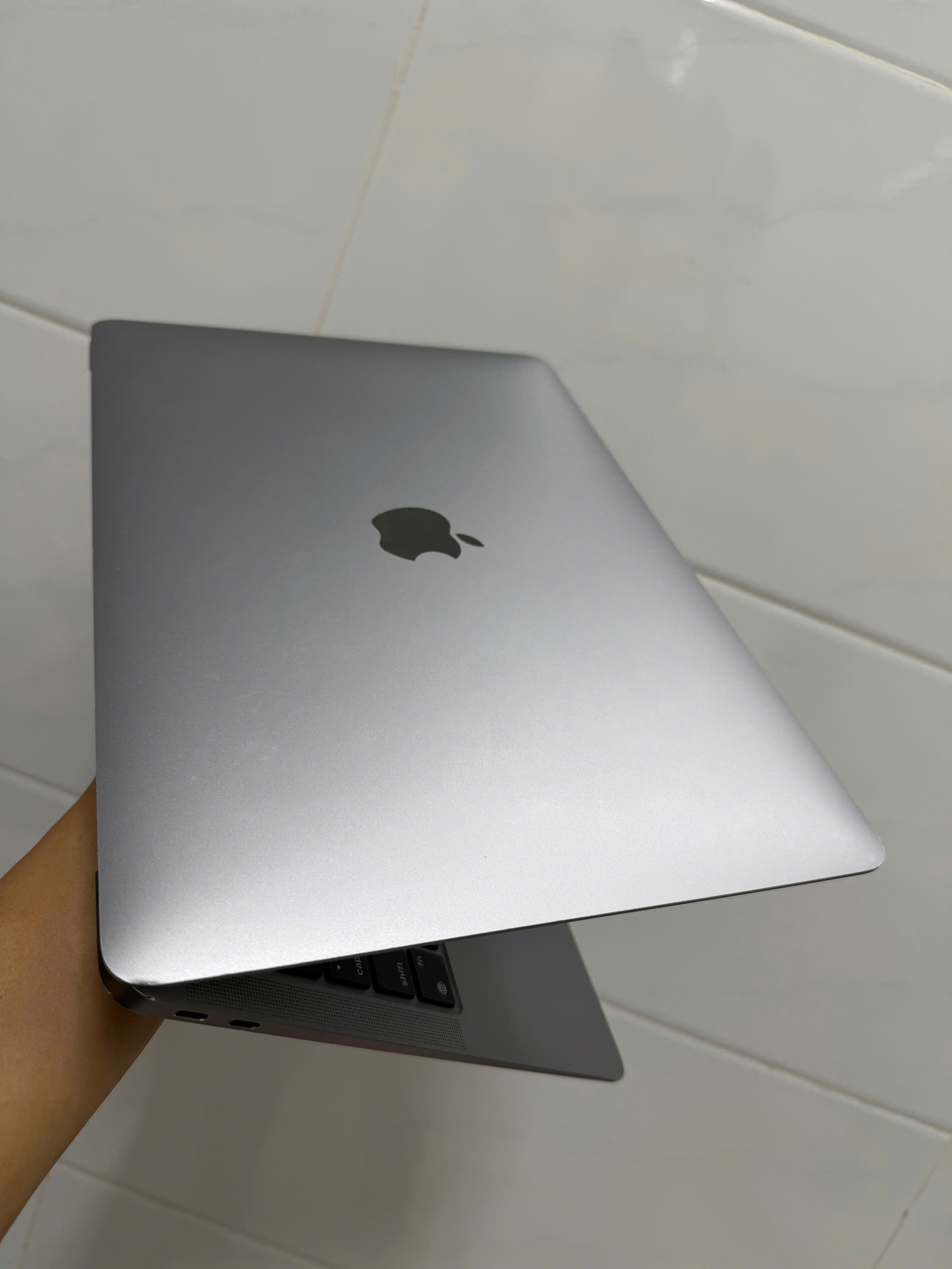 Macbook air M1, ram 8G, ssd 256G.