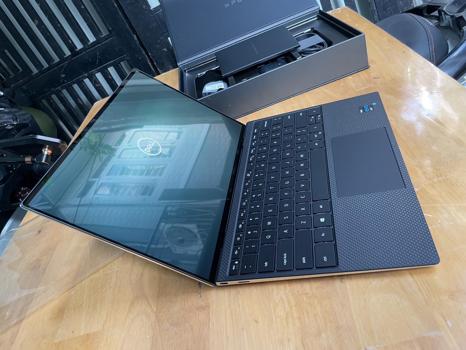 Dell XPS 9310 được tích hợp Card độ hoạ Intel Iris XE Graphics