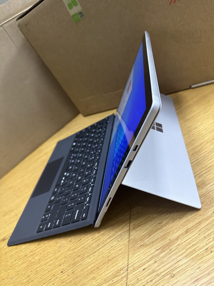 Microsoft Surface pro 7 Plus, core i5 11th, 8G, 256G.