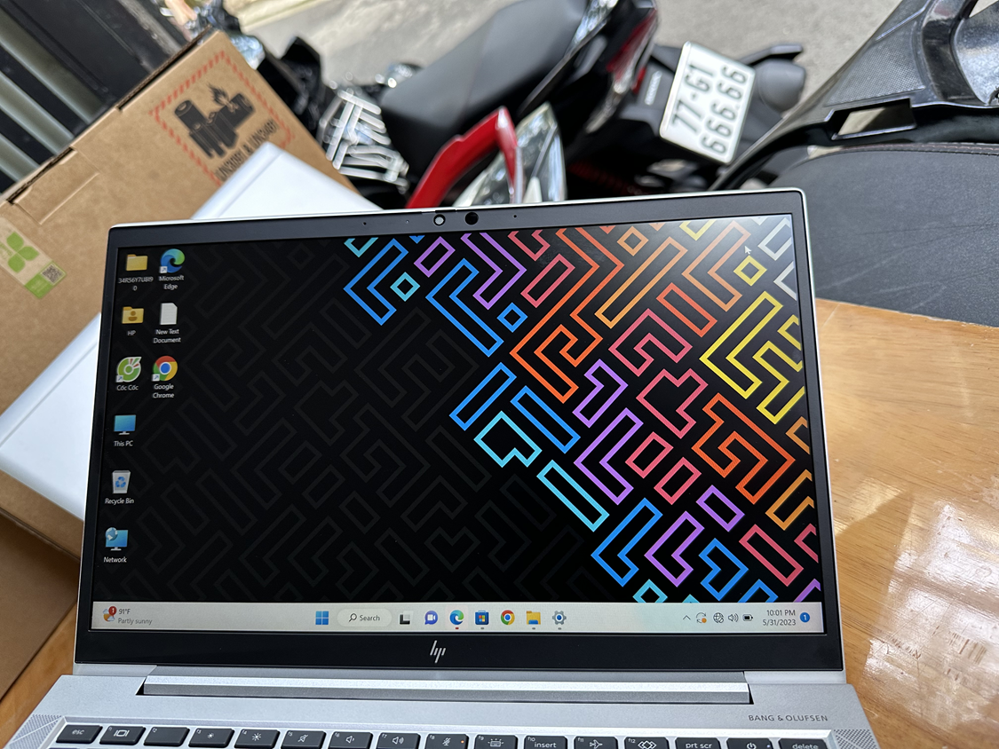 Màn hình HP EliteBook 845 G8 chống chói rất tốt với môi trường ánh sáng mạnh