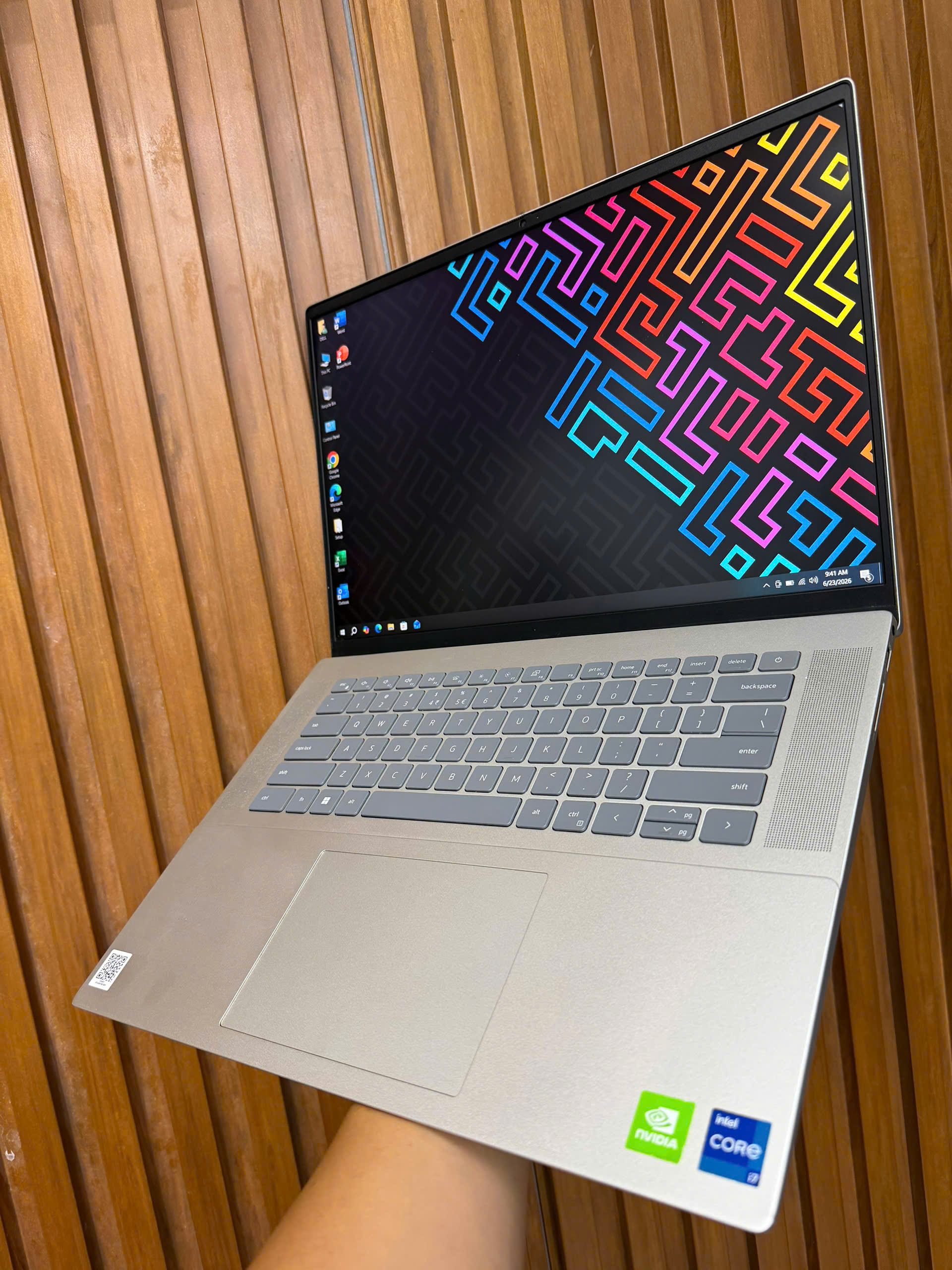 Dell Vostro 5620 (1)