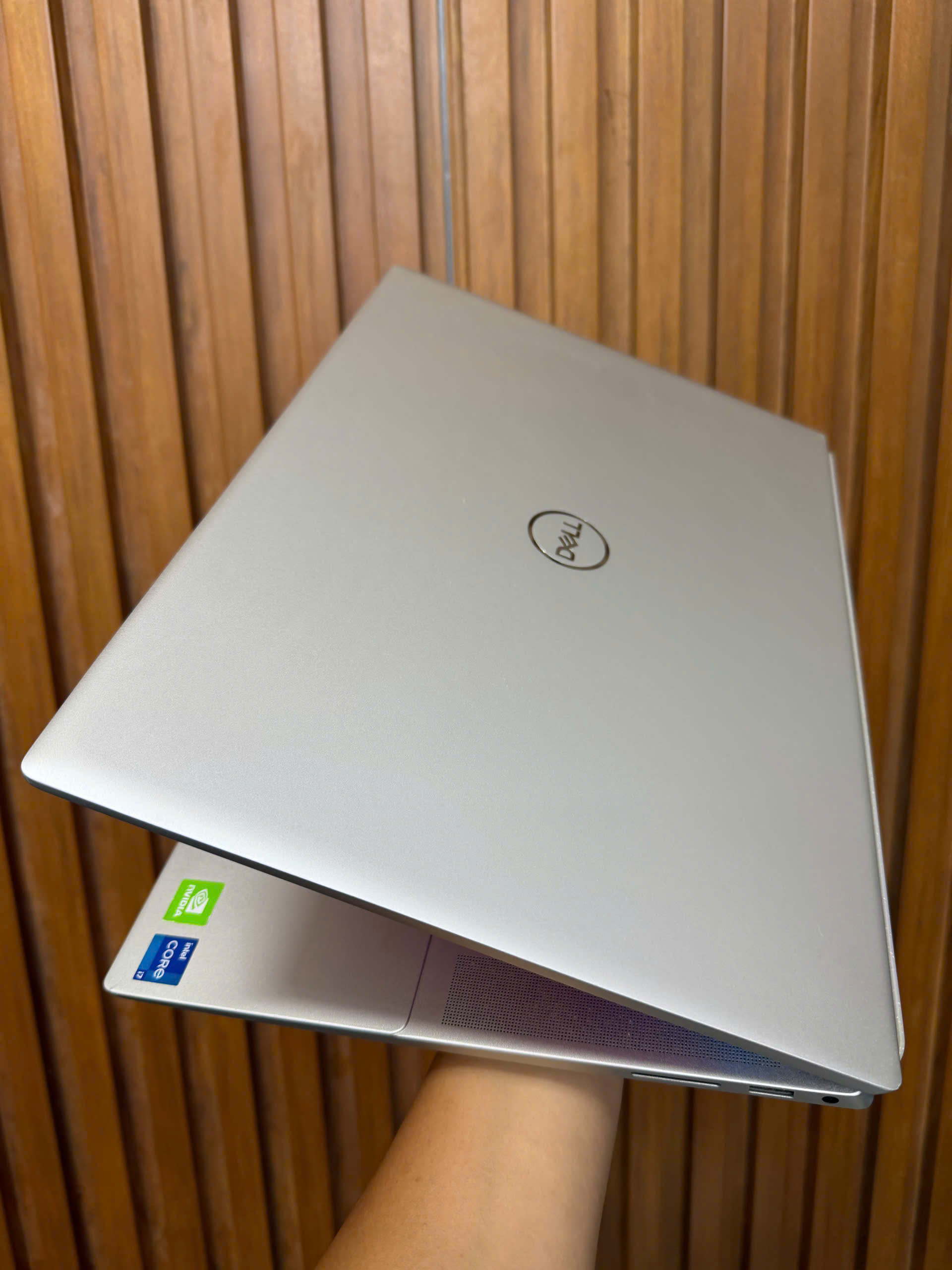 Dell Vostro 5620, i7 1260P, 16G, 512, Nvida MX570, 16in FHD.