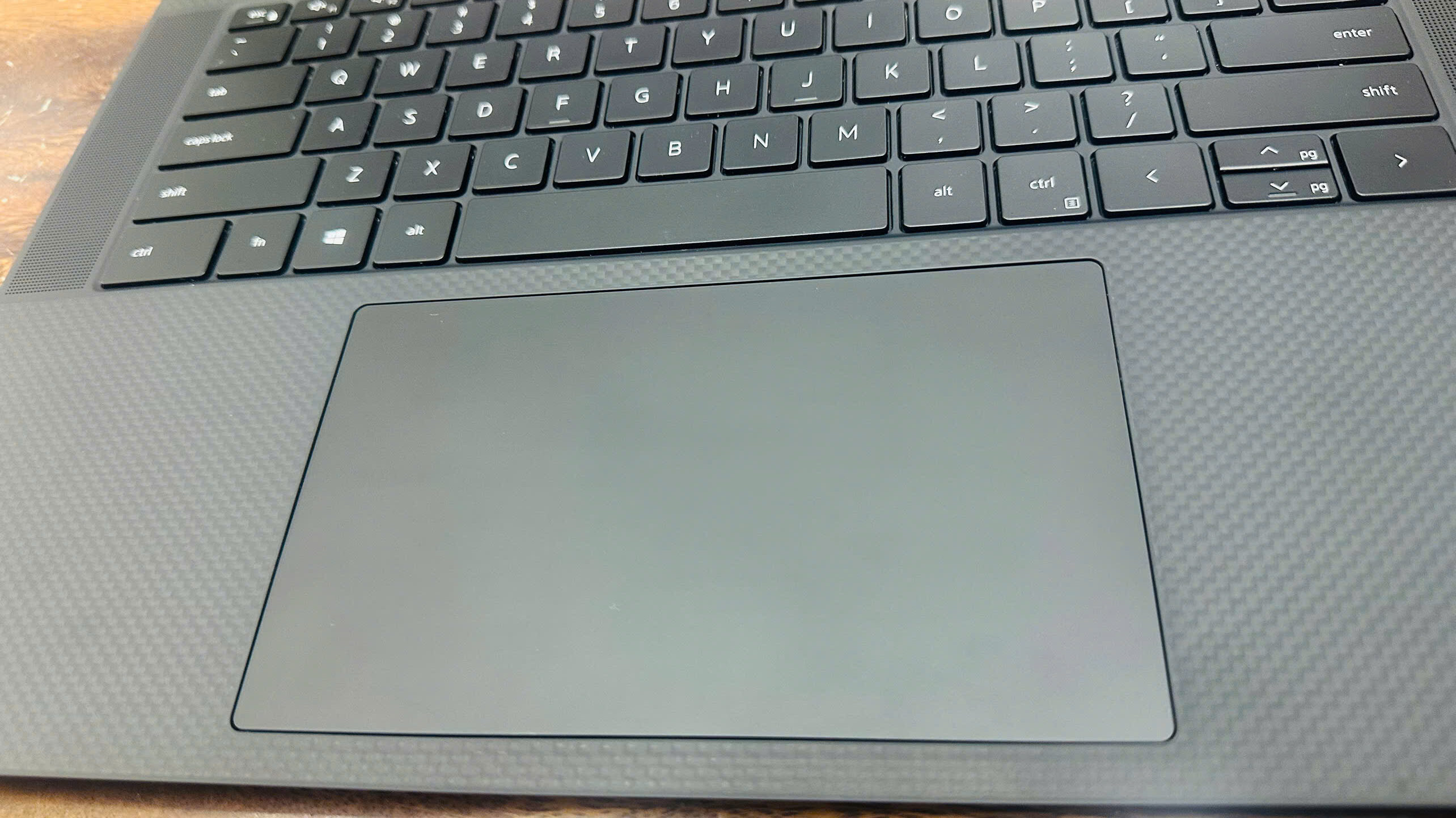 Trackpad Dell Precision 5570 cực kỳ rộng rải
