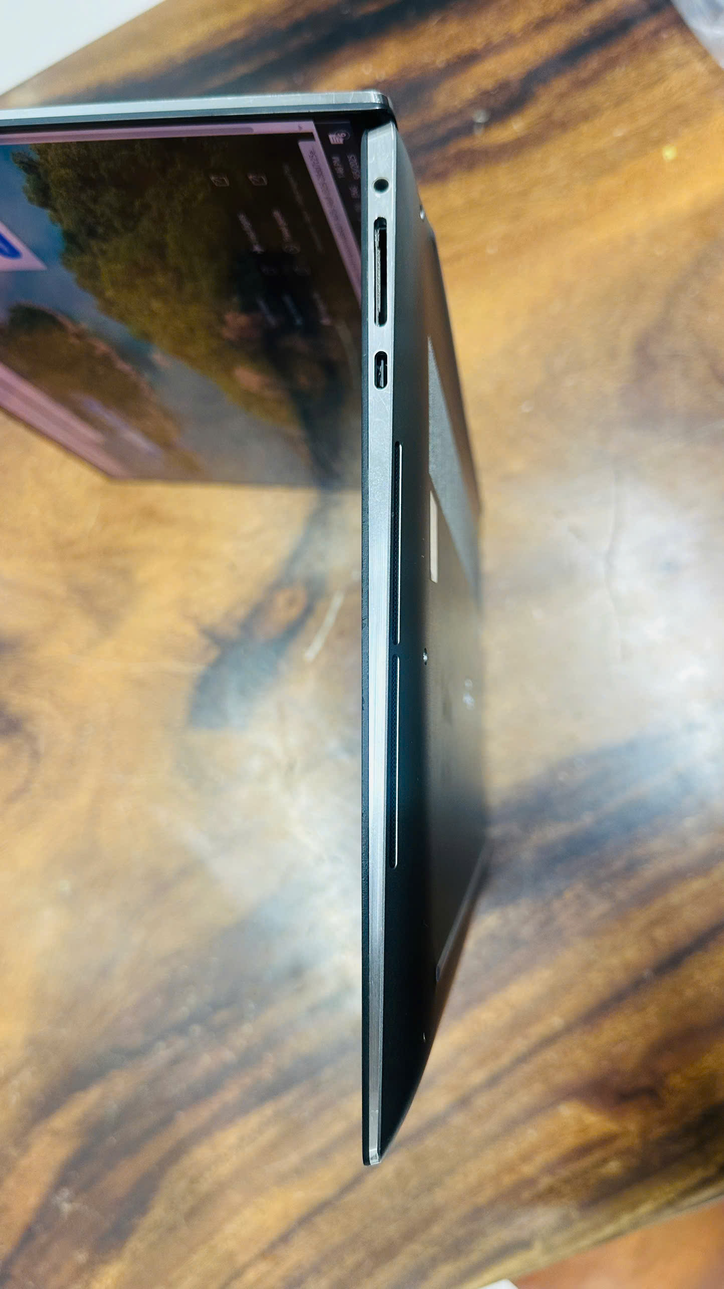 Dãy kết nối bên phải Dell Precision 5570