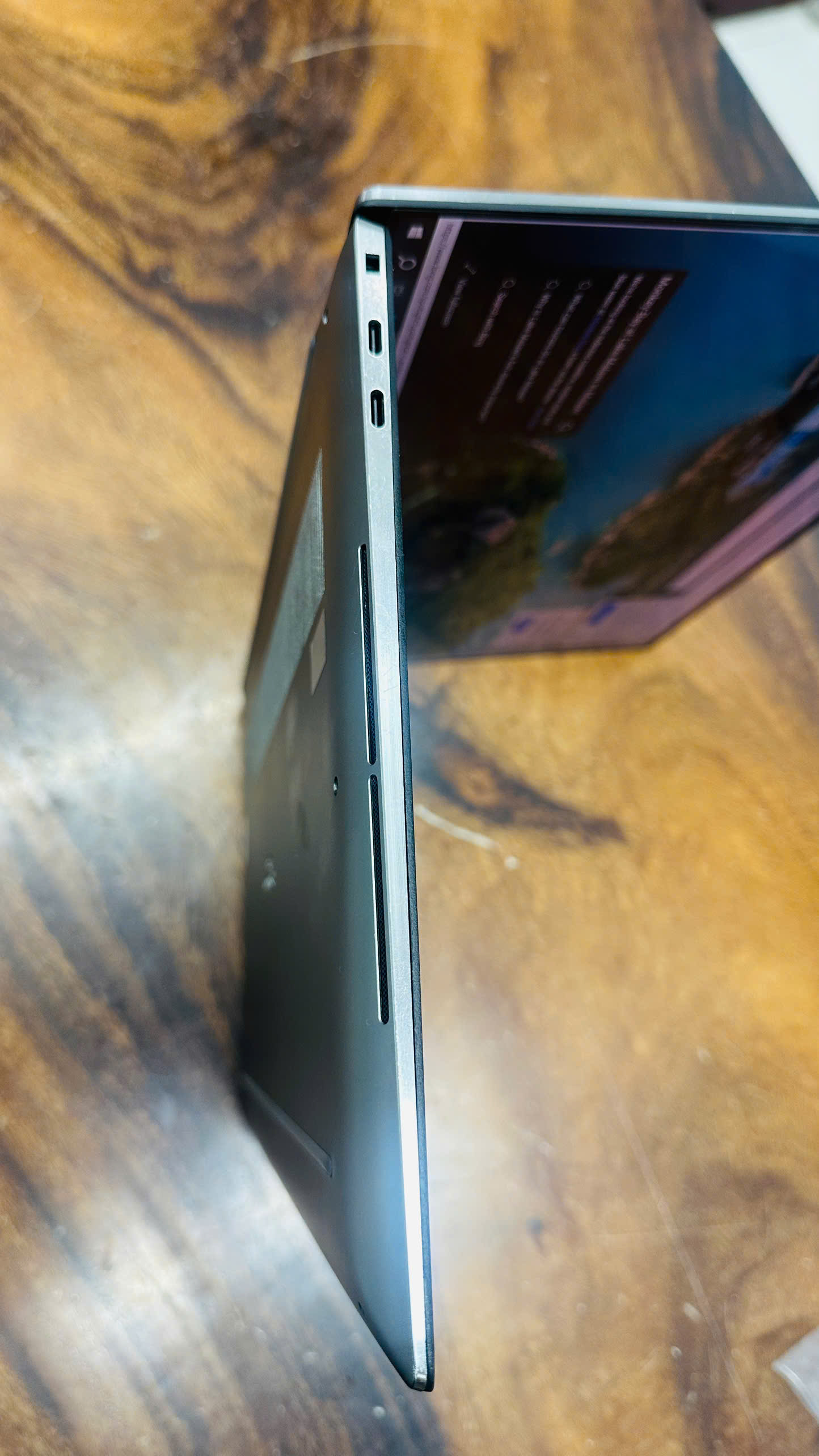 Dãy kết nối bên trái Dell Precision 5570