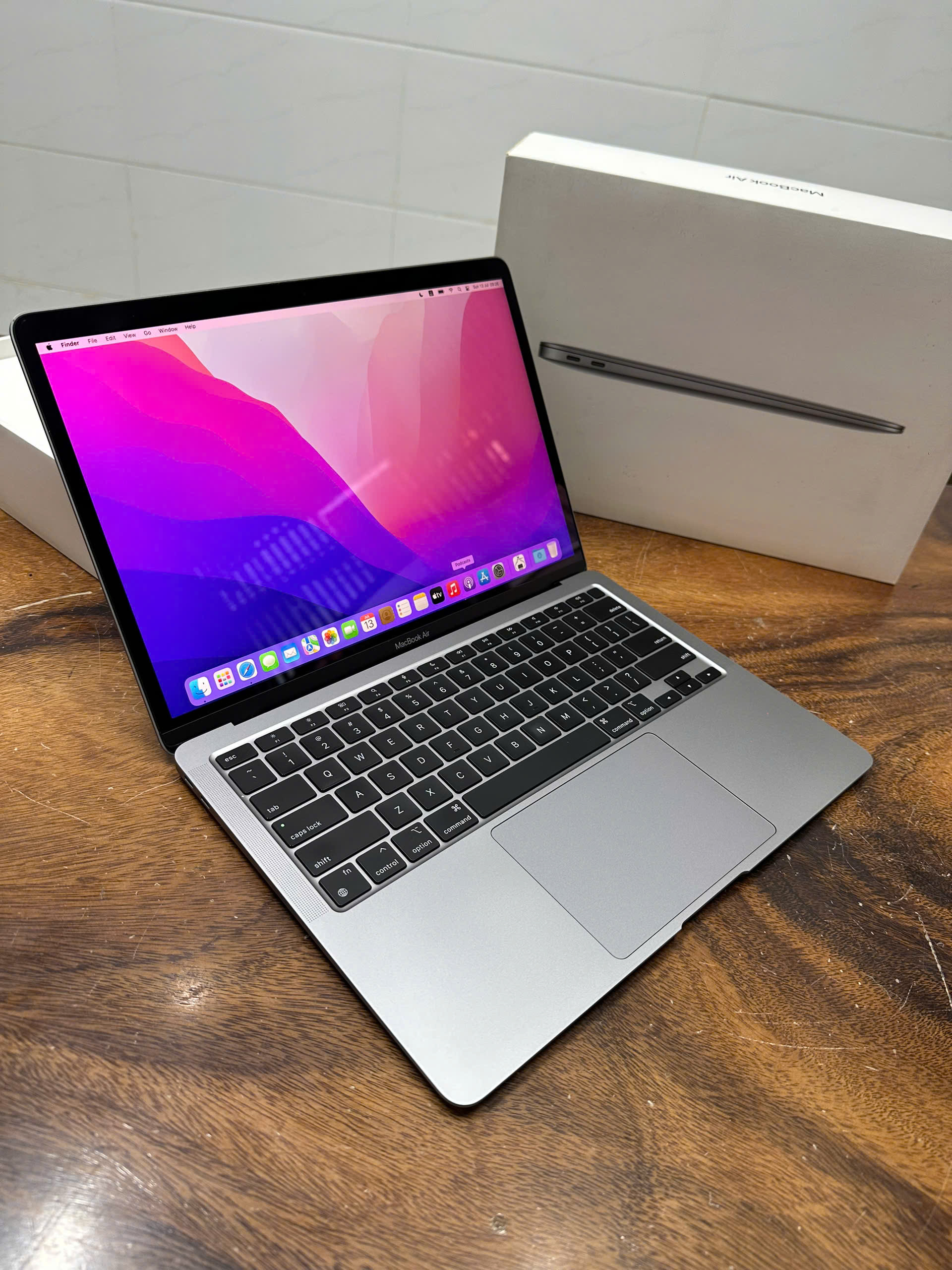 Macbook Air M1 Box (2)