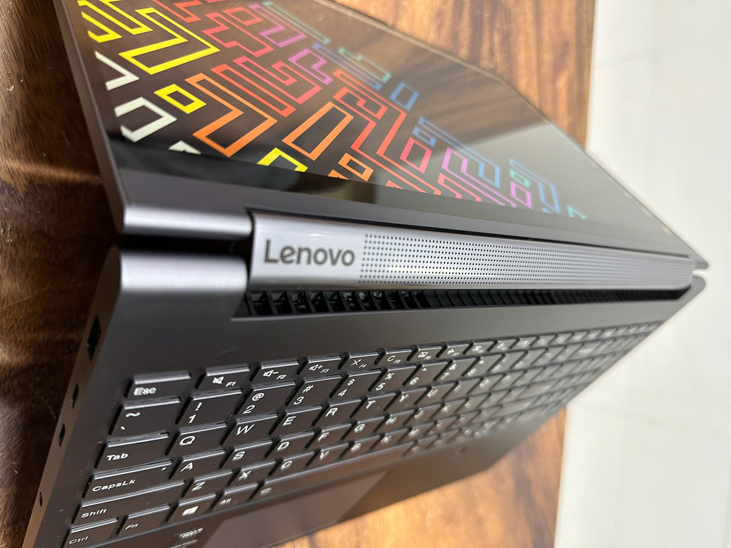 Lenovo Yoga có khả năng xoay gập và cảm ứng đa điểm mượt mà