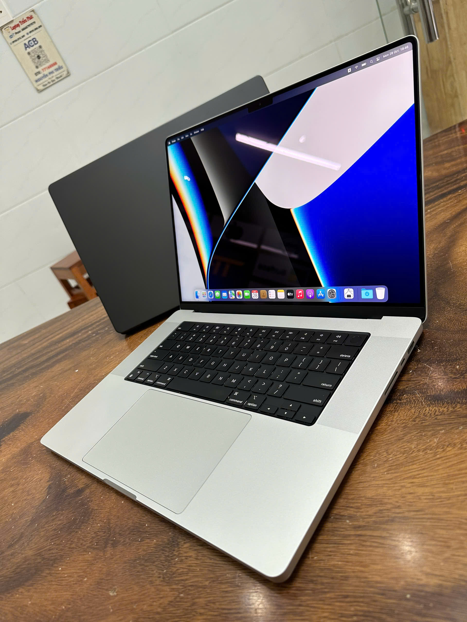 Macbook Pro 16 M1 Silver (2)