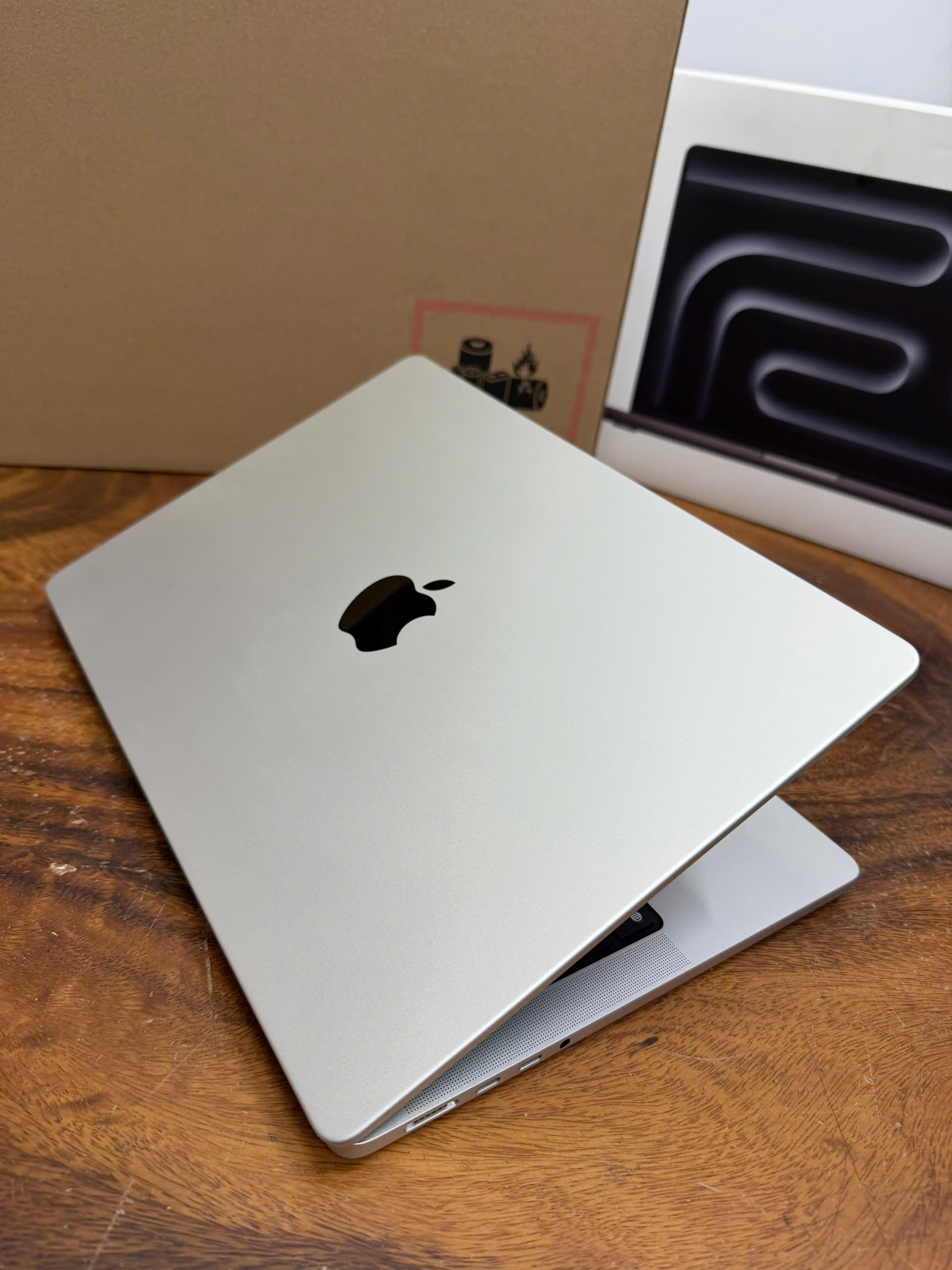 Macbook Pro 14 M5 Like New (2)