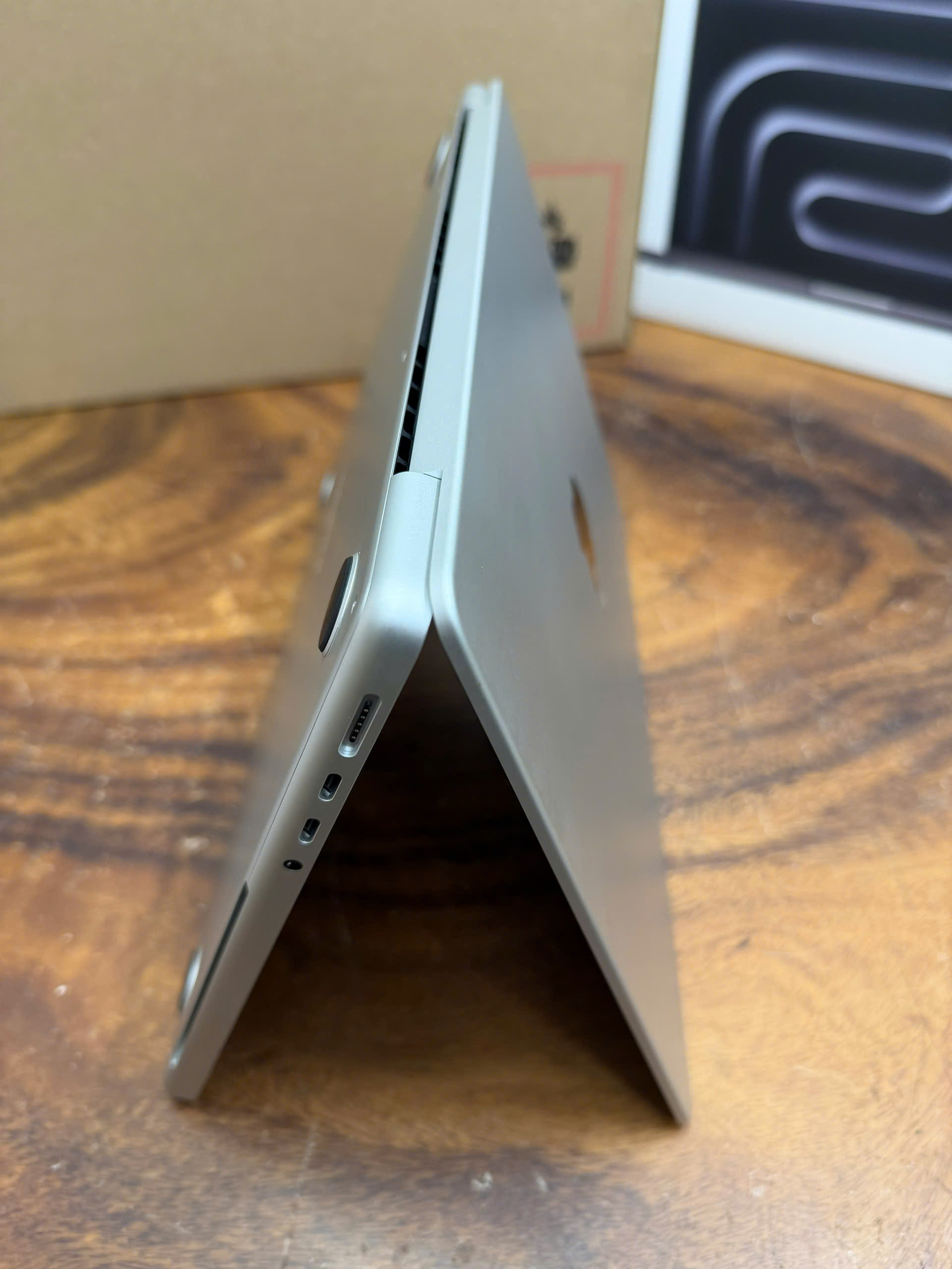 Macbook Pro 14 M5 Like New (9)