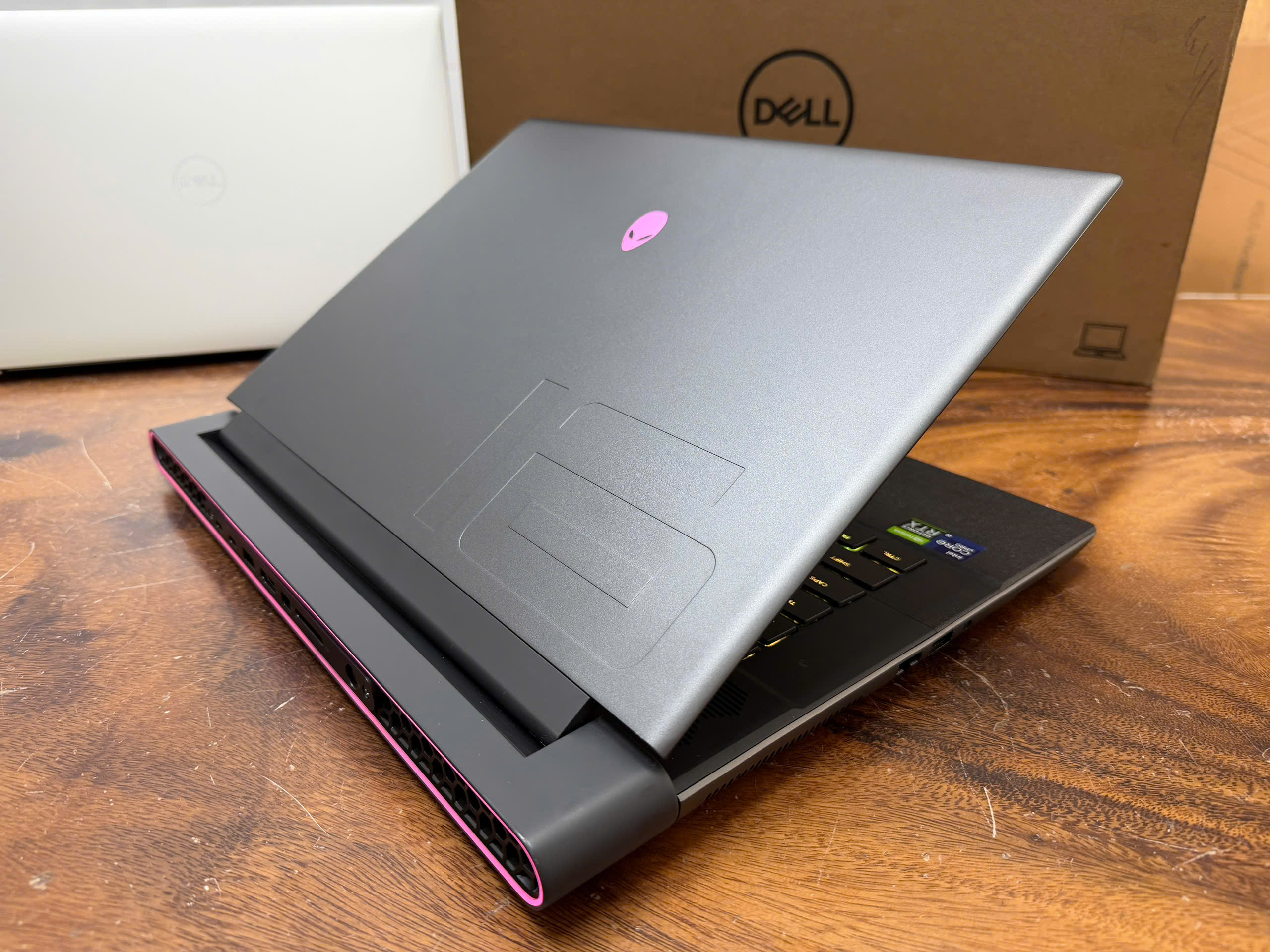 Dell Alienware M16 R1, core i9 13900HX, 32G, 1TB, RTX4090, 16in QHD+ 240hz