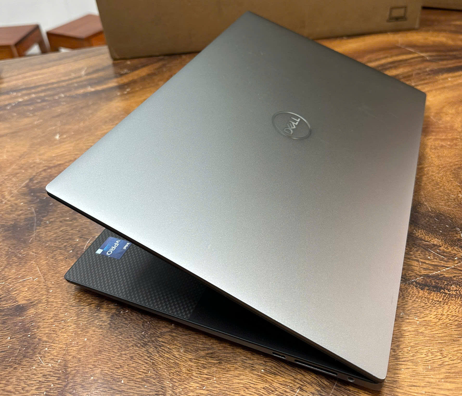 Thiết Kế Dell Precision 5570 cứng cáp và chắc chắn