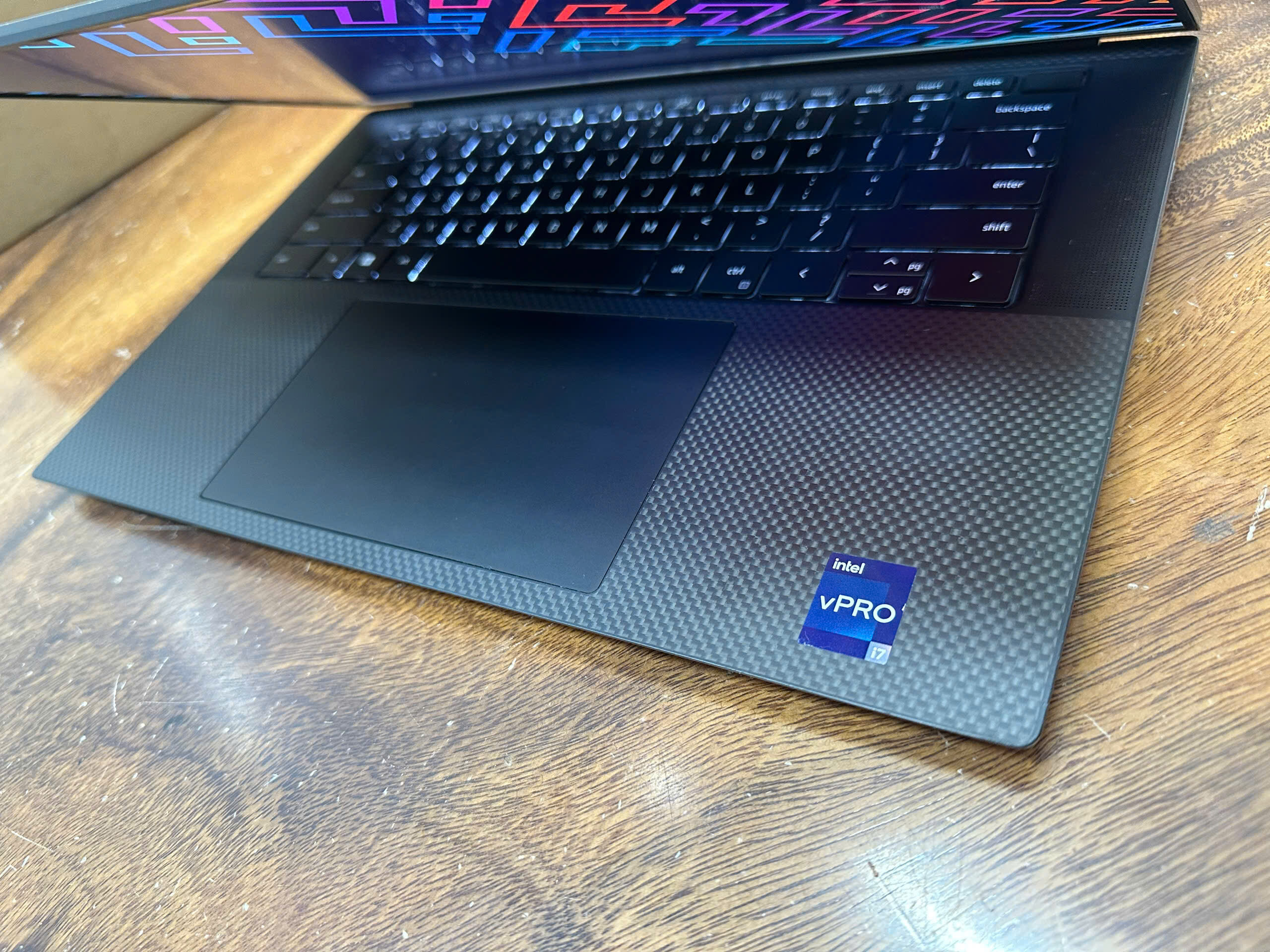 Bàn phím Dell Precision 5570 được trang bị LED tiện dụng