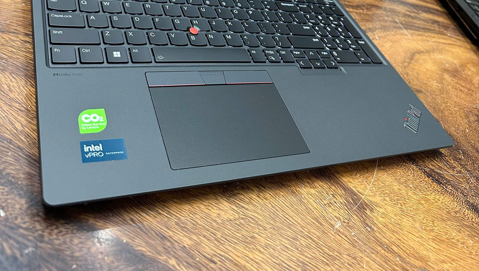 Bàn Phím và TrackPad P16v Gen 1 được làm từ vật liệu cao cấp