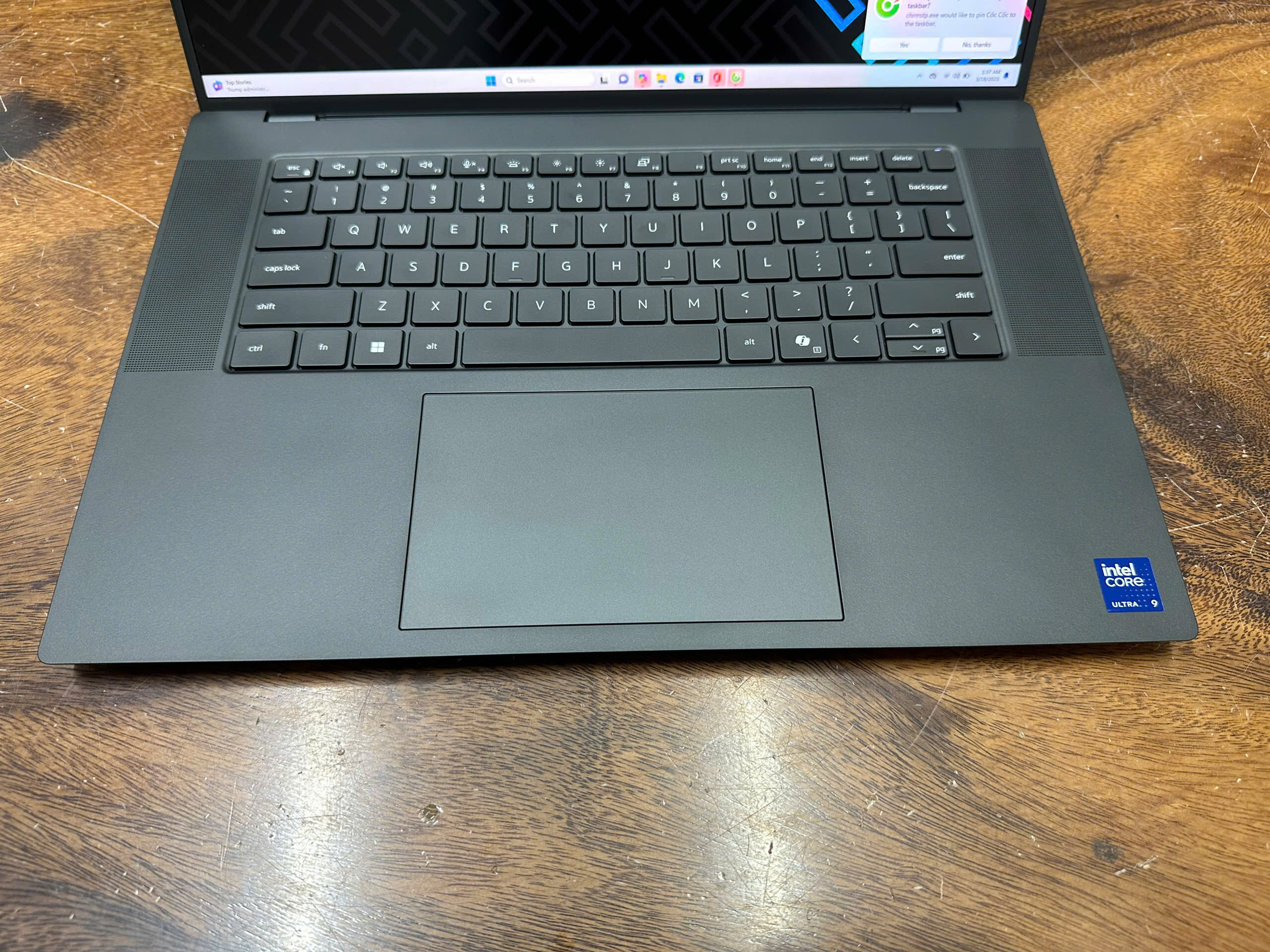 TrackPad Dell Precision rộng rãi và hỗ trợ cử chỉ đa điểm mượt mà