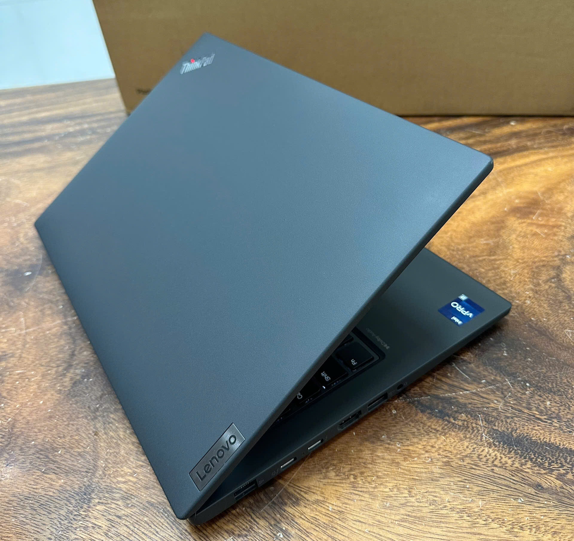 Thiết Kế dòng ThinkPad T Series luôn đơn giản và sang trọng