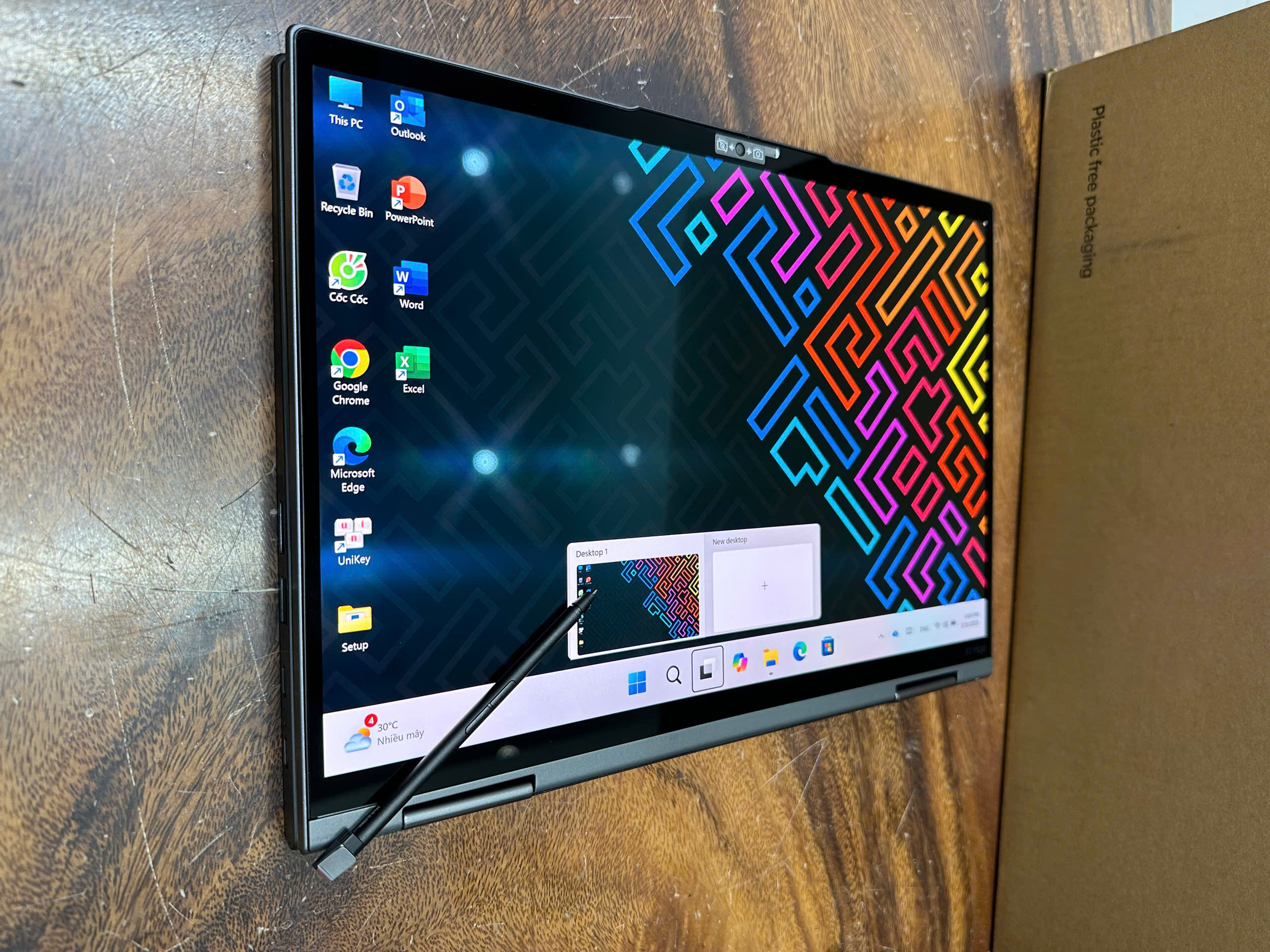 ThinkPad X1 Yoga Gen 8 với thiết kế xoay gập cùng bút cảm ứng tiện dụng