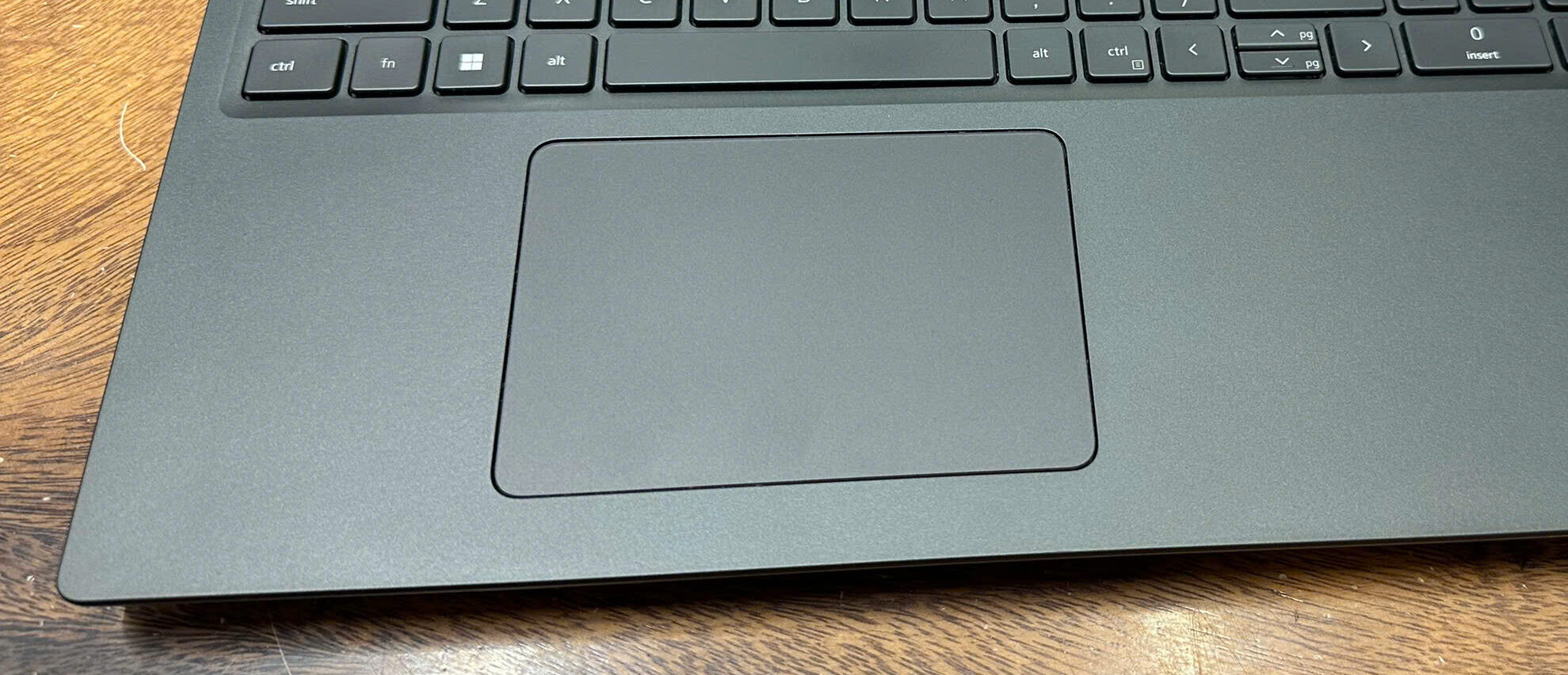 TrackPad Dell Precision 7680 có kích thước rộng rãi