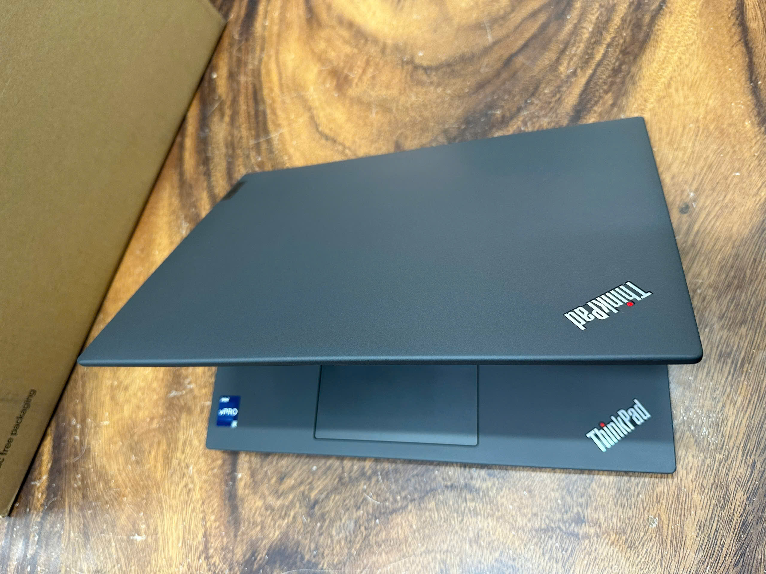 Thiết kế ThinkPad T14 Gen 13 có nhiều thay đổi so với thế hệ tiền nhiệm