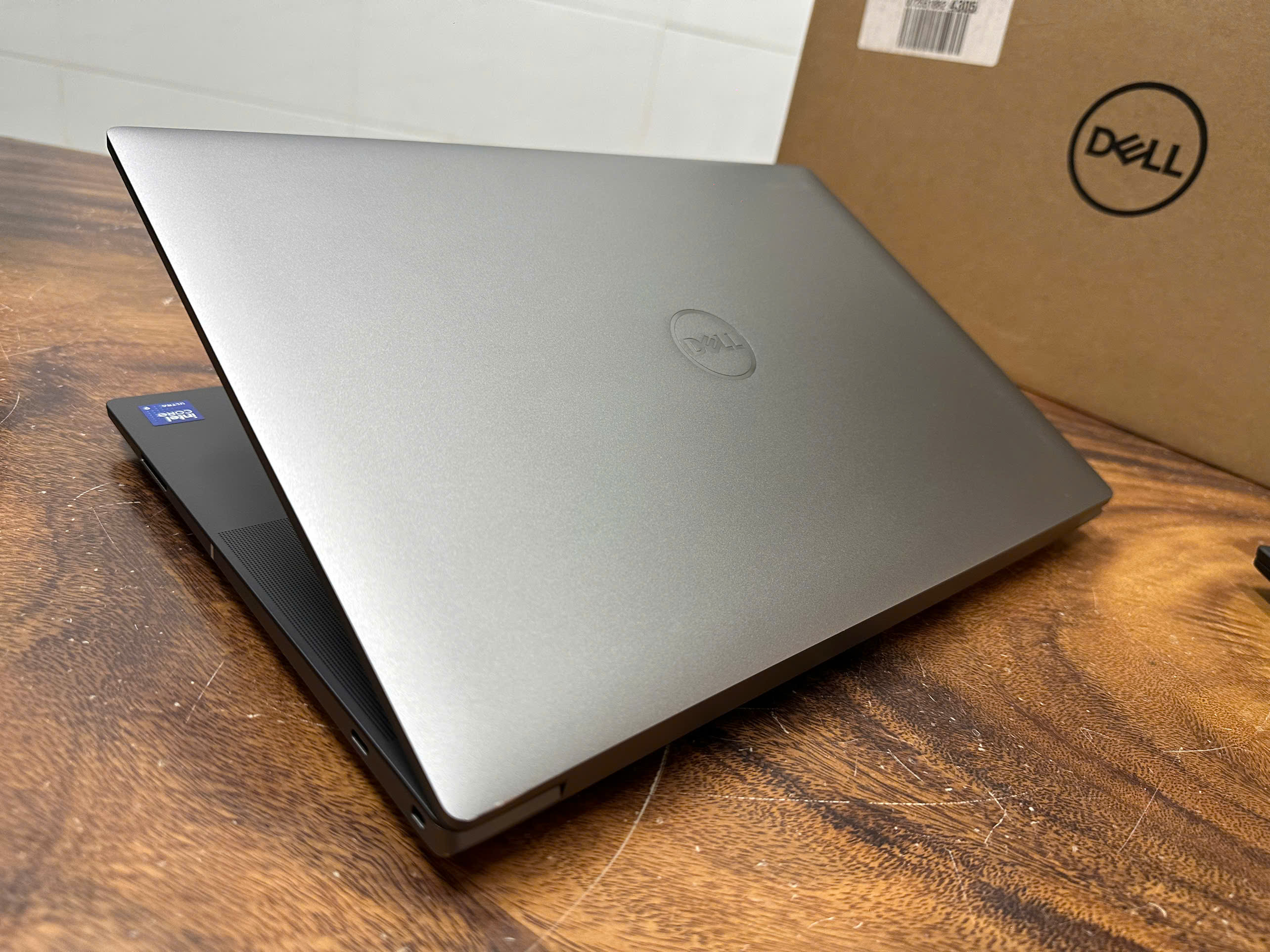 Dell Precision 5690 sở hữu thiết kế nguyên khối, kết hợp giữa hợp kim nhôm và sợi carbon, mang đến vẻ ngoài sang trọng và bền bỉ. Với trọng lượng chỉ khoảng 1.9kg và độ dày chưa tới 20mm, chiếc laptop này là một trong những sản phẩm mỏng nhẹ nhất trong phân khúc máy trạm cao cấp, đồng thời cung cấp hiệu suất làm việc vượt trội. Bề mặt máy được xử lý tỉ mỉ với lớp hoàn thiện chống bám vân tay, tạo cảm giác dễ chịu khi cầm nắm.