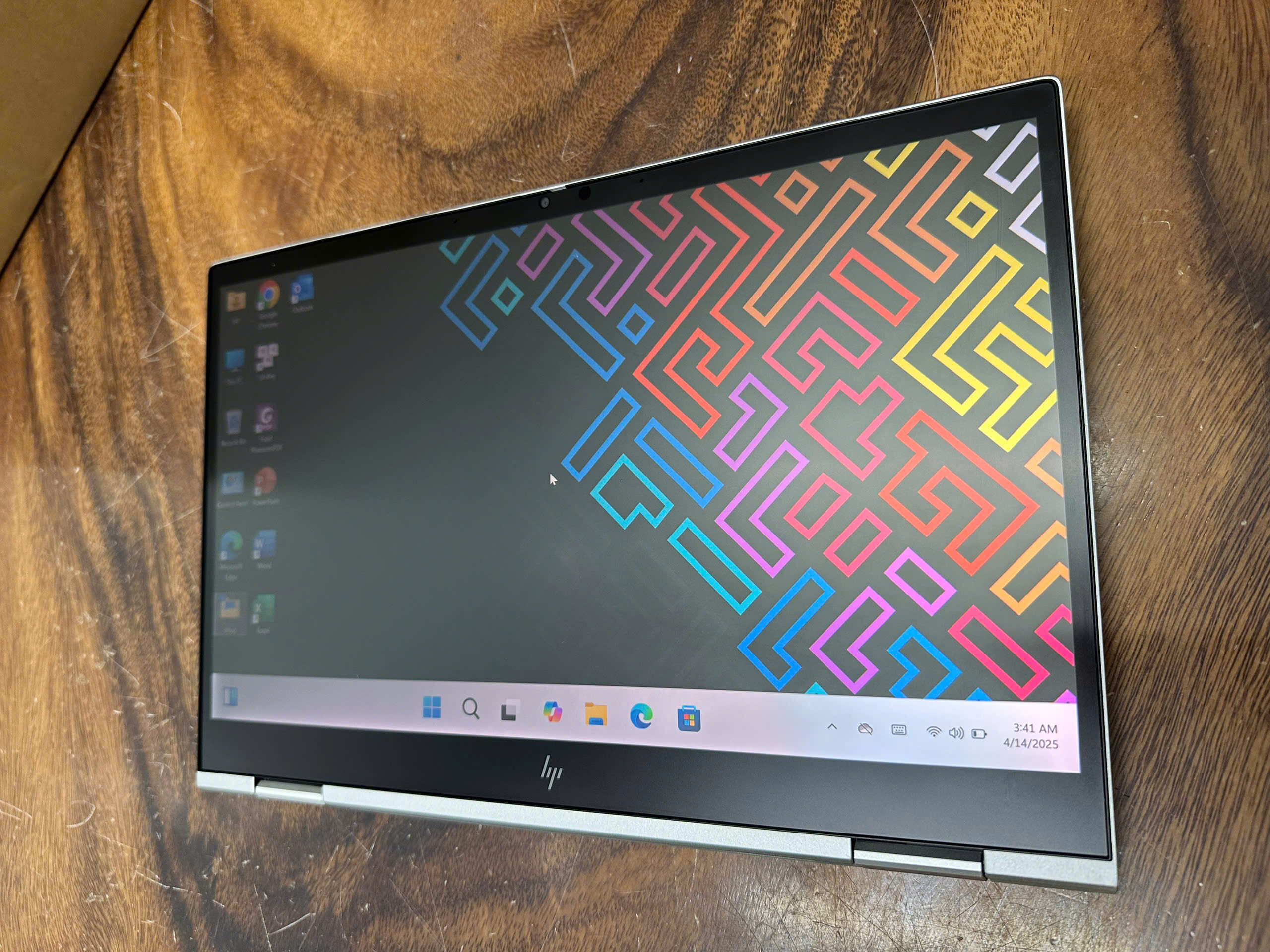 HP EliteBook 830 G7 sở hữu công nghệ màn hình SureView và Cảm Ứng Xoay Gập