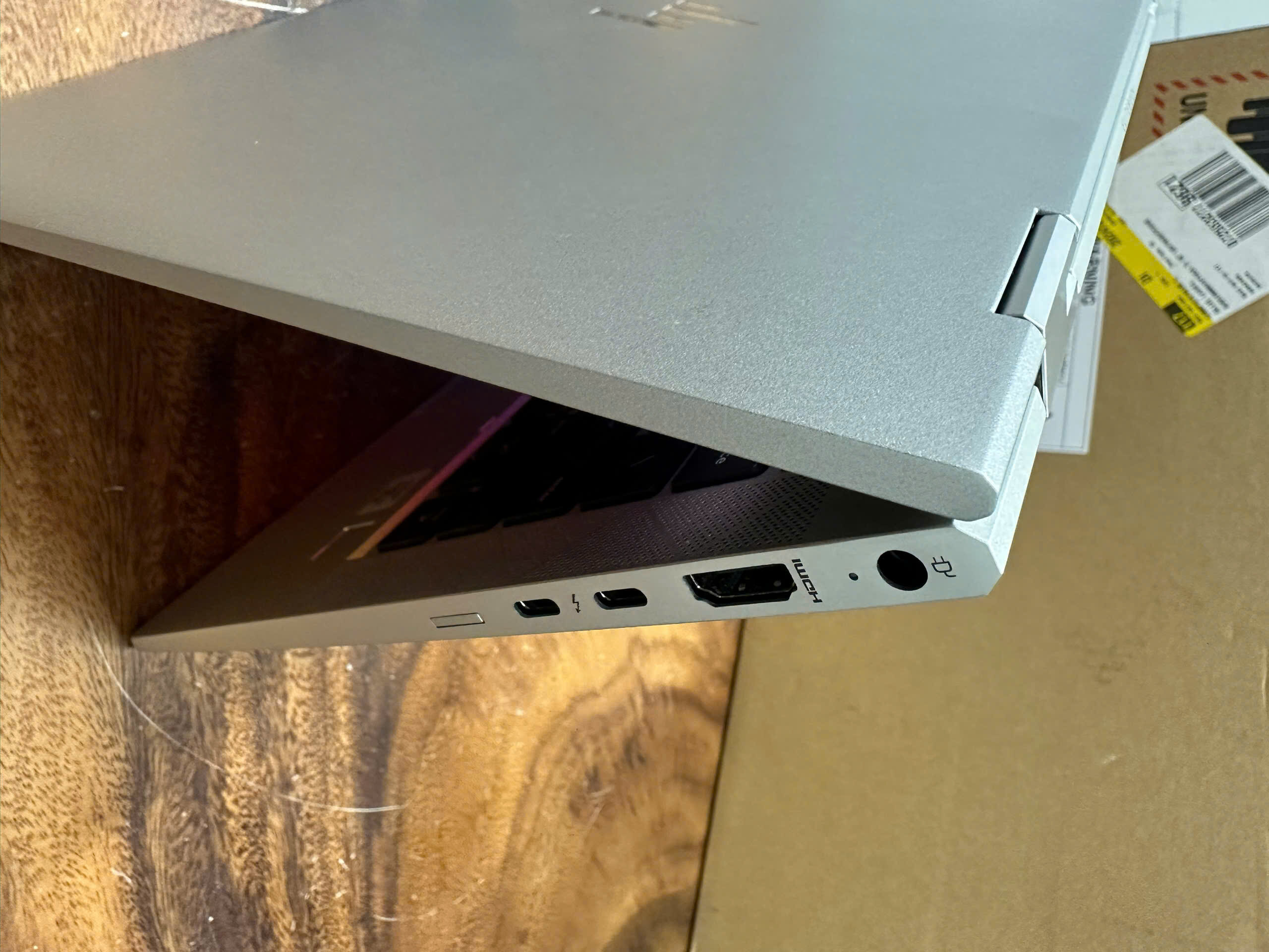 Cổng kết nối đa dạng trên HP Elitebook
