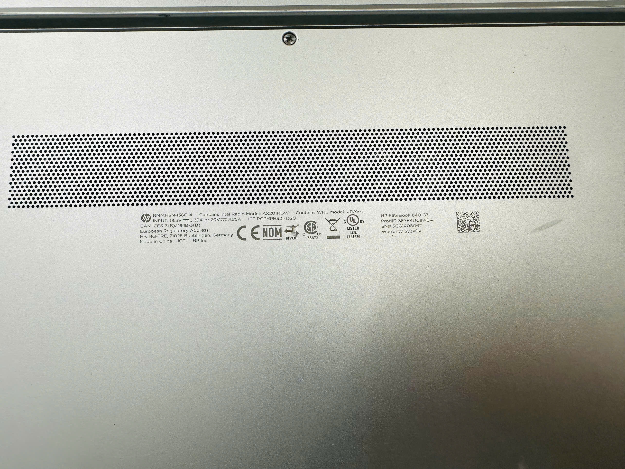 Serial Laptop HP được in trực tiếp dưới đáy từng sản phẩm