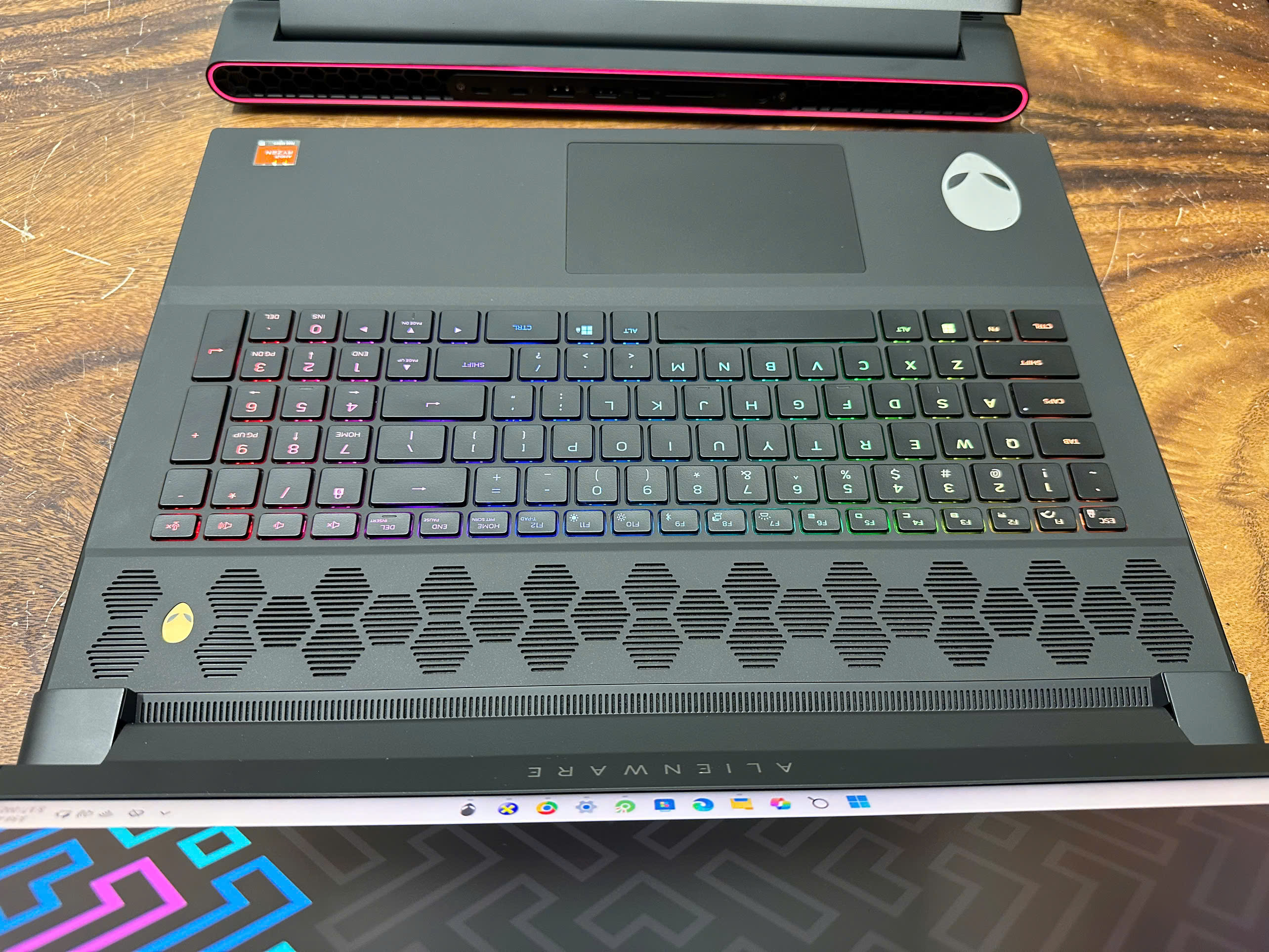 Dell Alienware M18 R1 Ryzen 9 (1)