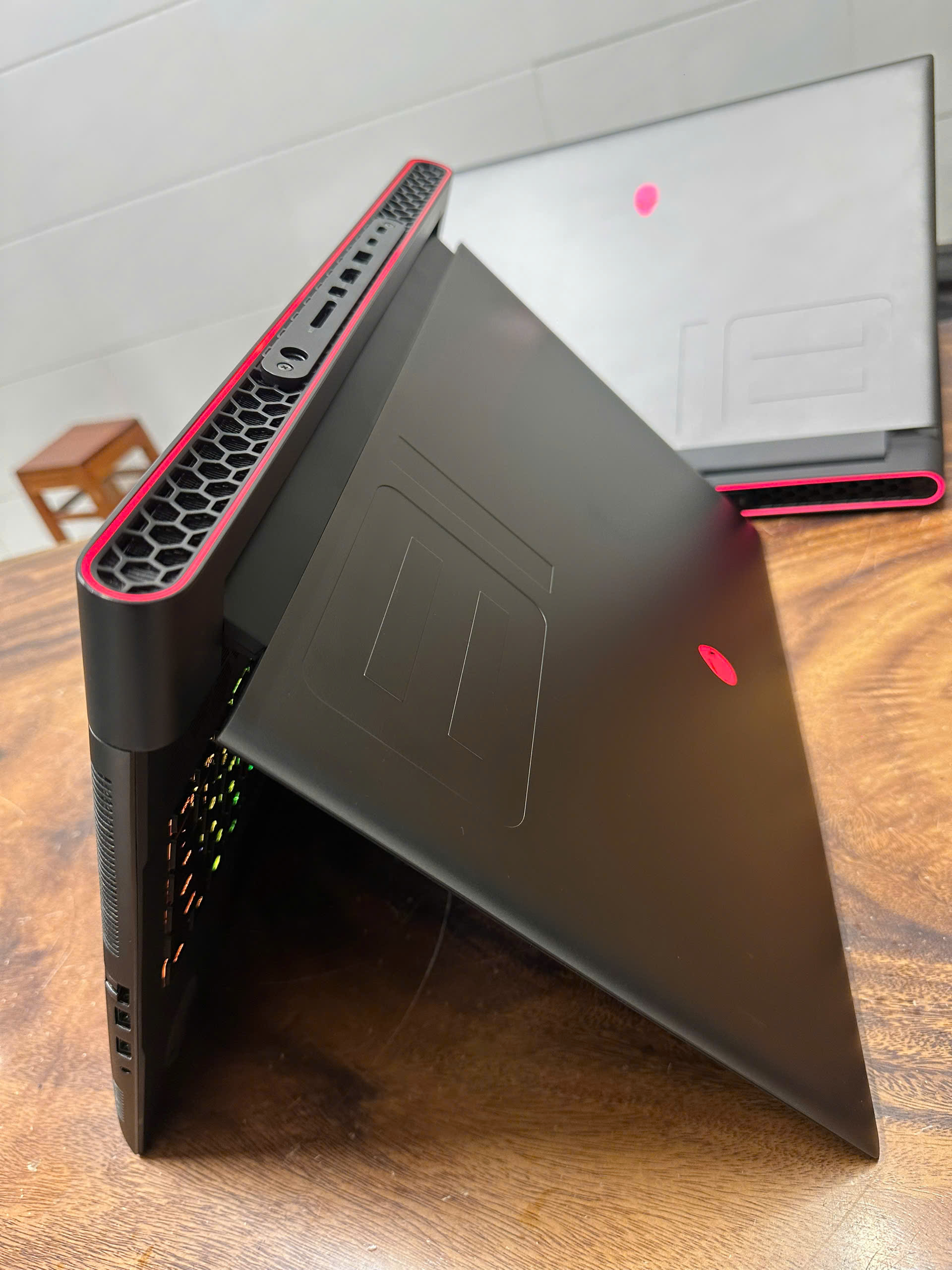 Dell Alienware M18 R1 Ryzen 9 (8)