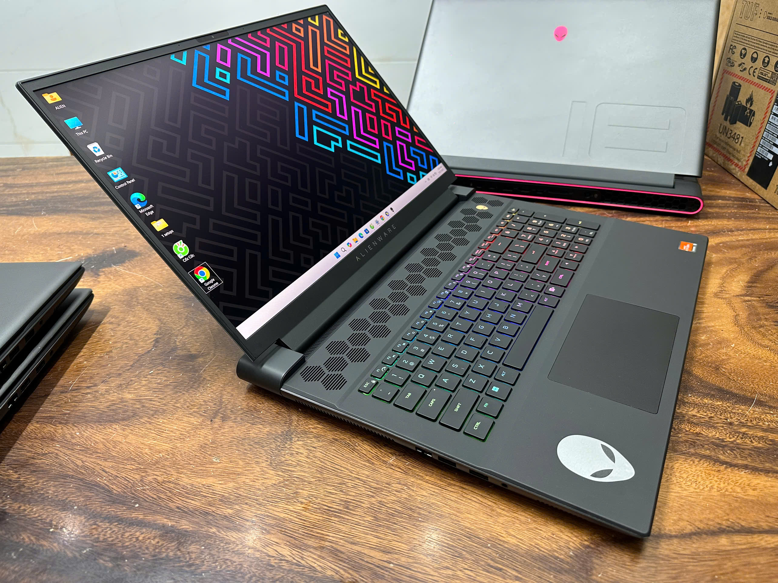 Dell Alienware M18 R1 Ryzen 9 (9)