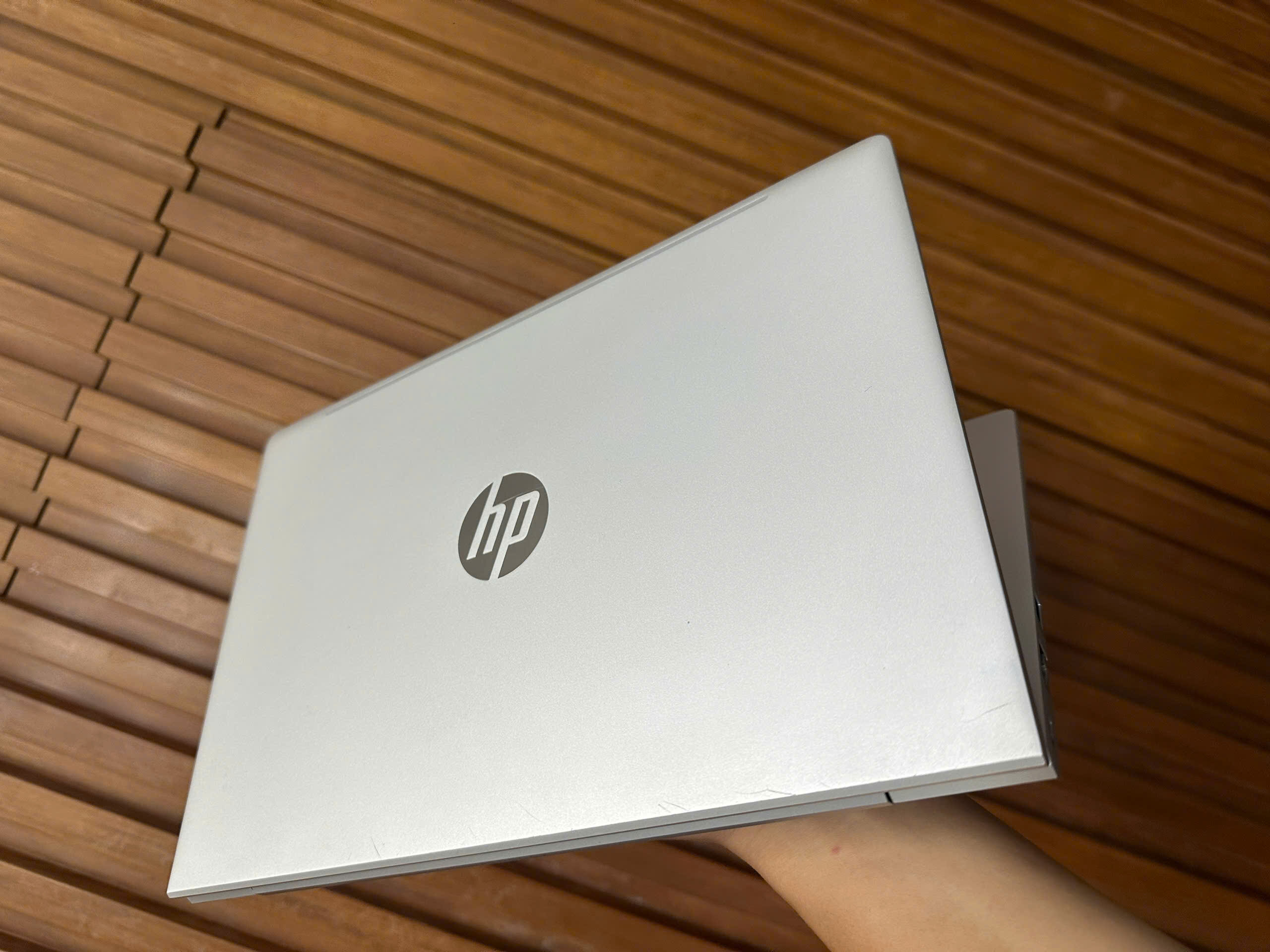 HP ProBook 445 G10 được thiết kế nhỏ gọn sang trọng