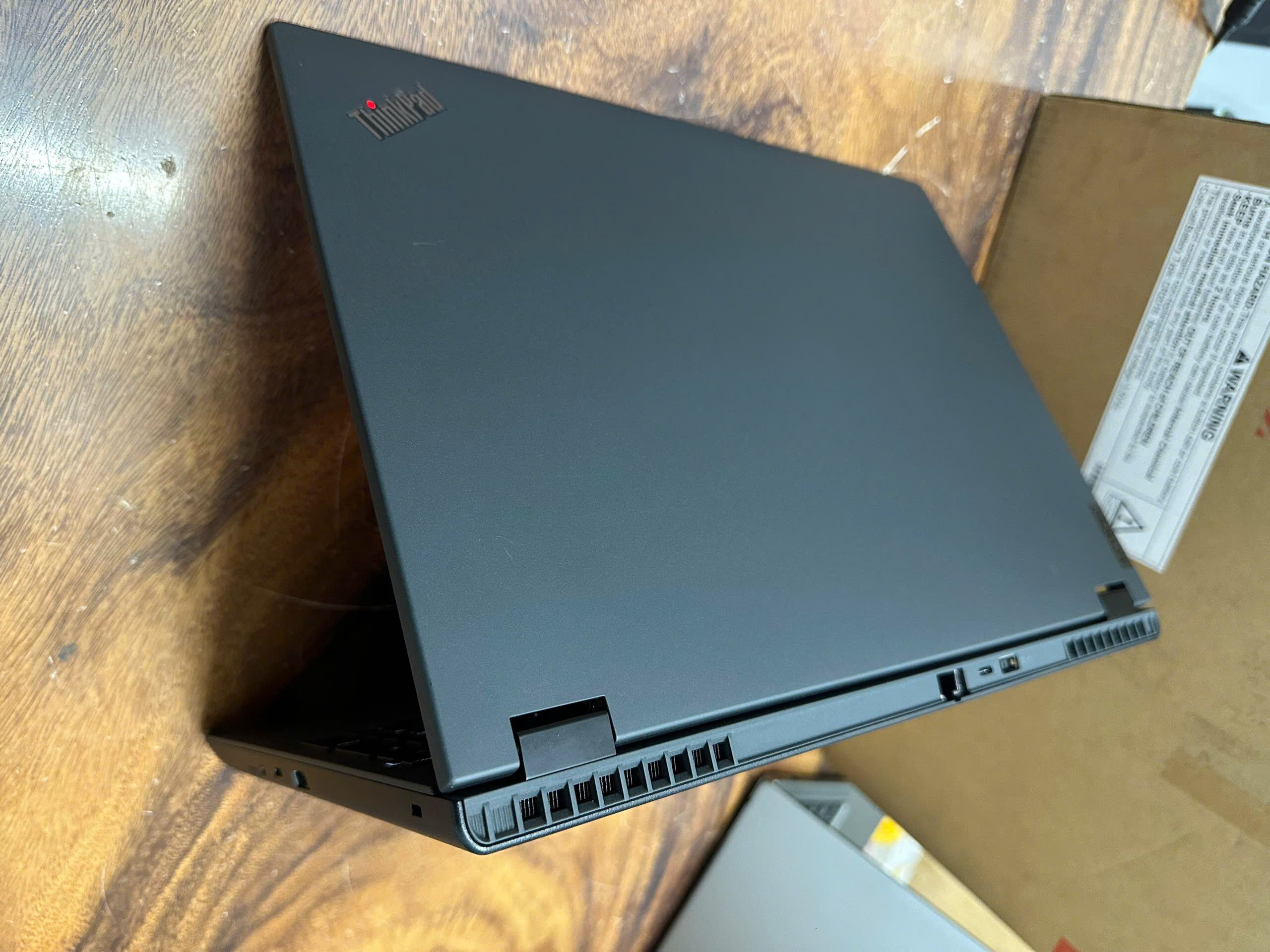 Thiết kế ThinkPad P16v Gen 2 hỗ trợ tản nhiệt CPU và GPU tối ưu