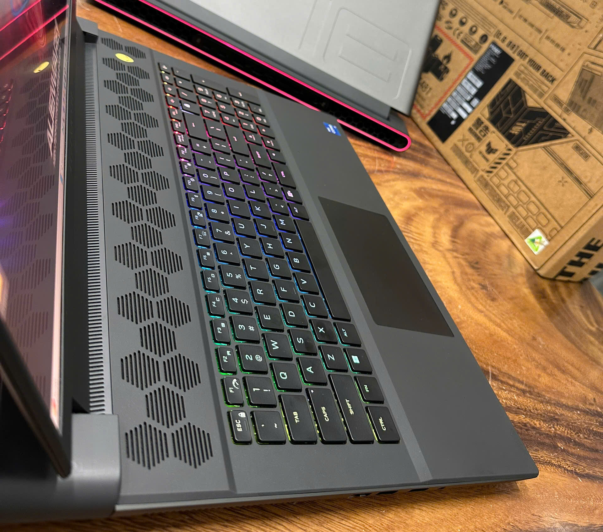 Bàn Phím Dell Alienware M18 R2 có thể tùy chỉnh LED RGB bằng Apps Command Center Alienware