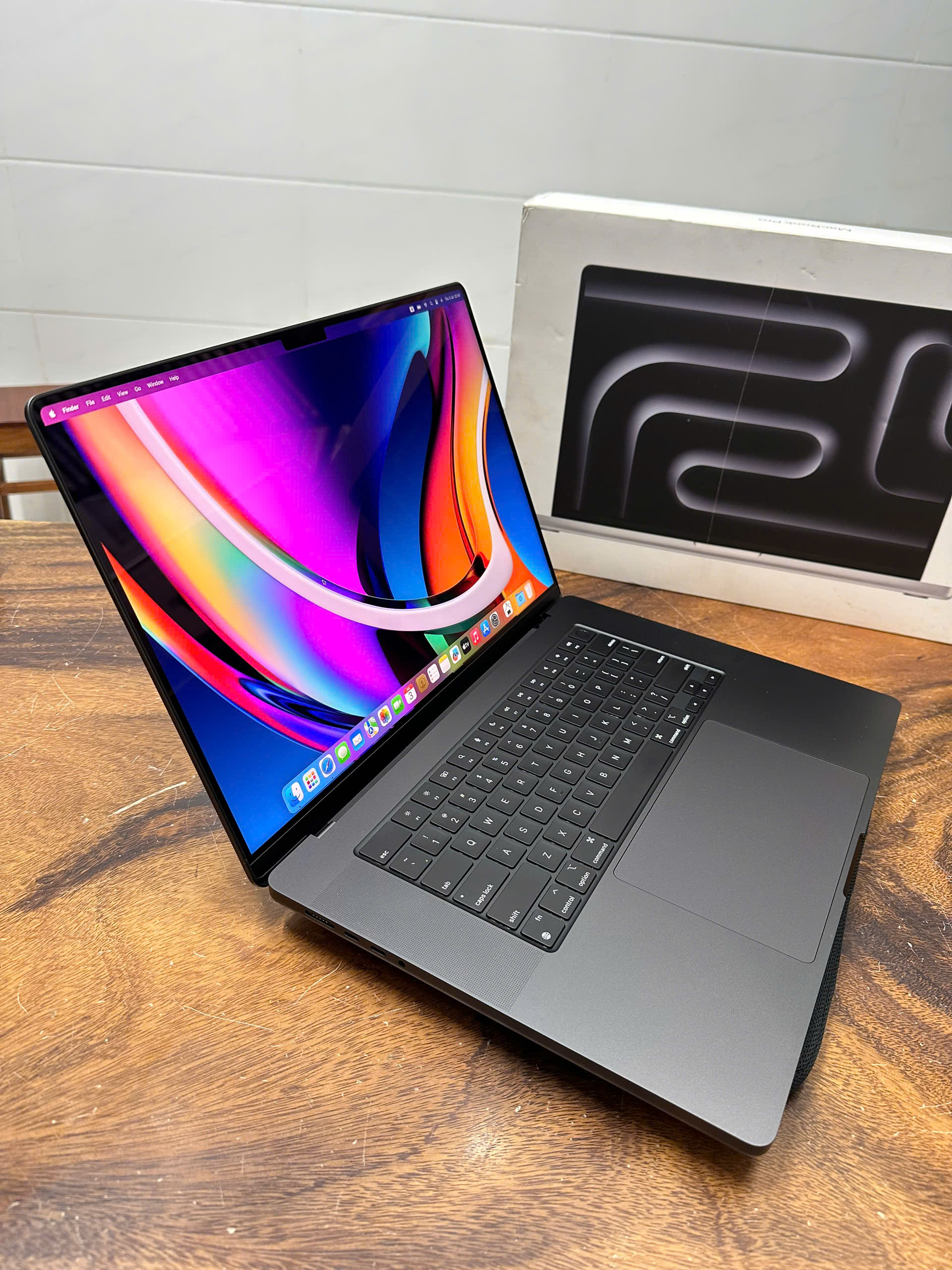 Macbook Pro 16 Space Black M4 Pro (2)