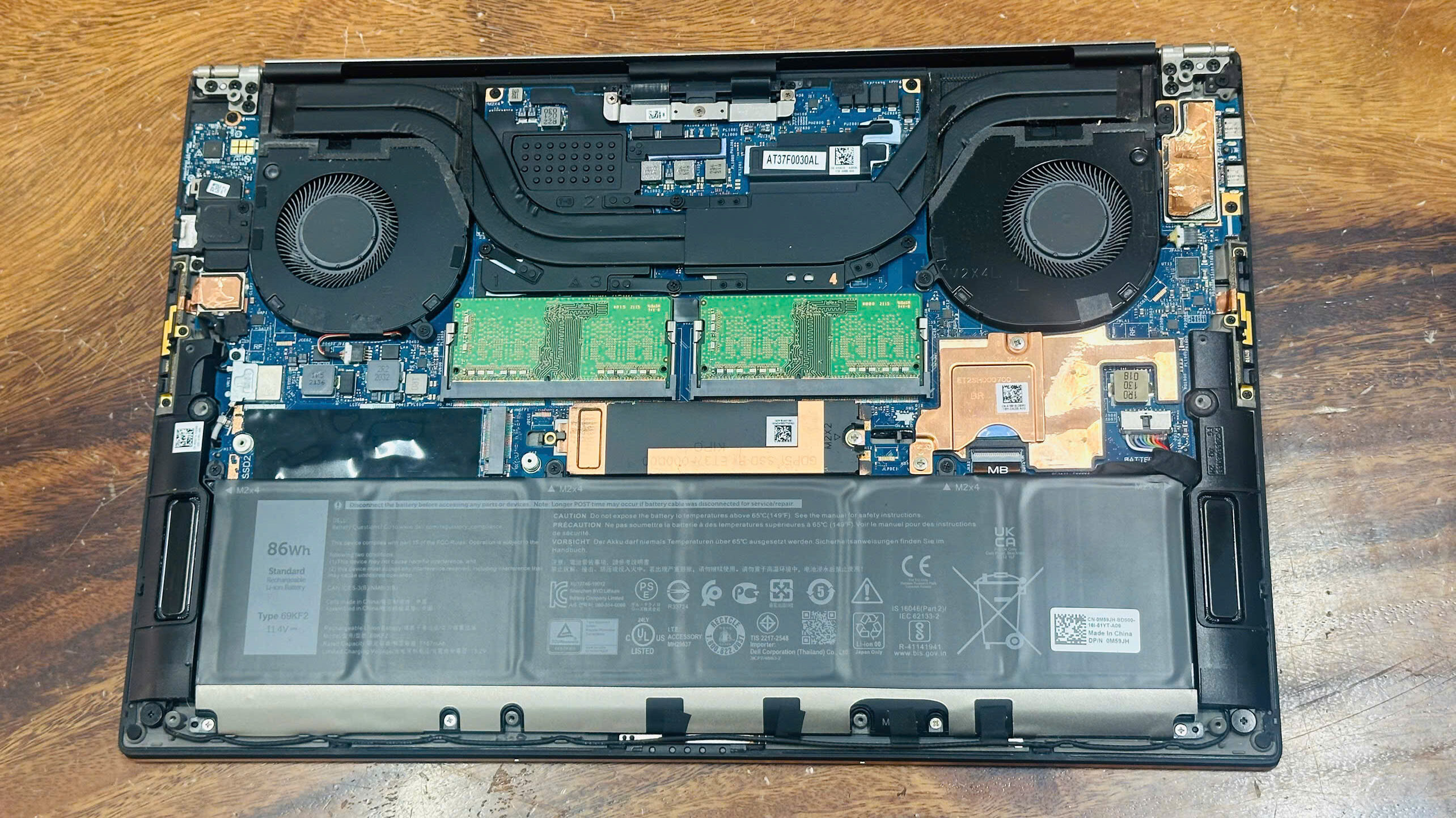 Tháo máy để xem SSD 512GB loại nào