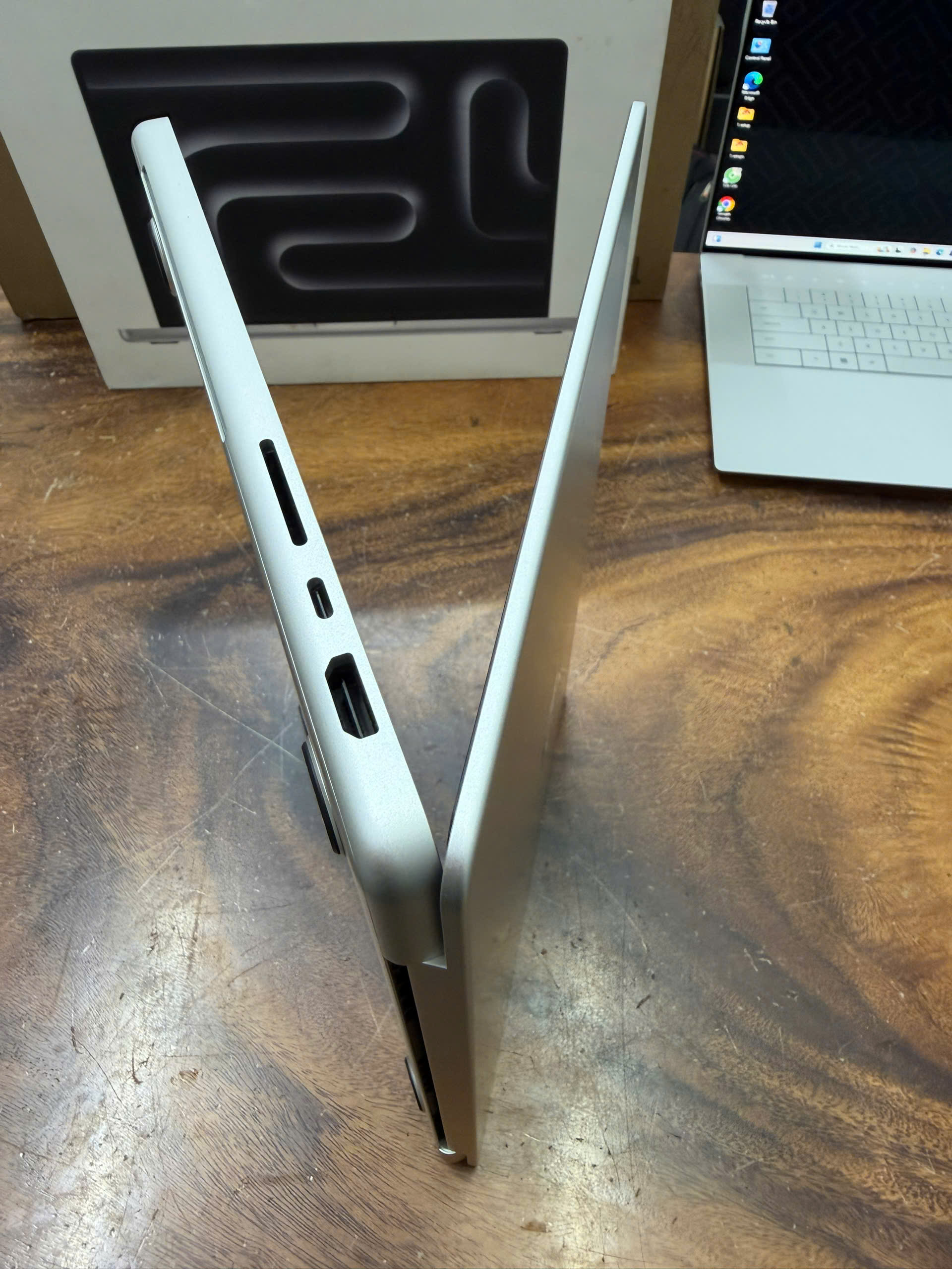 Macbook Pro 14 M4 Box (7)