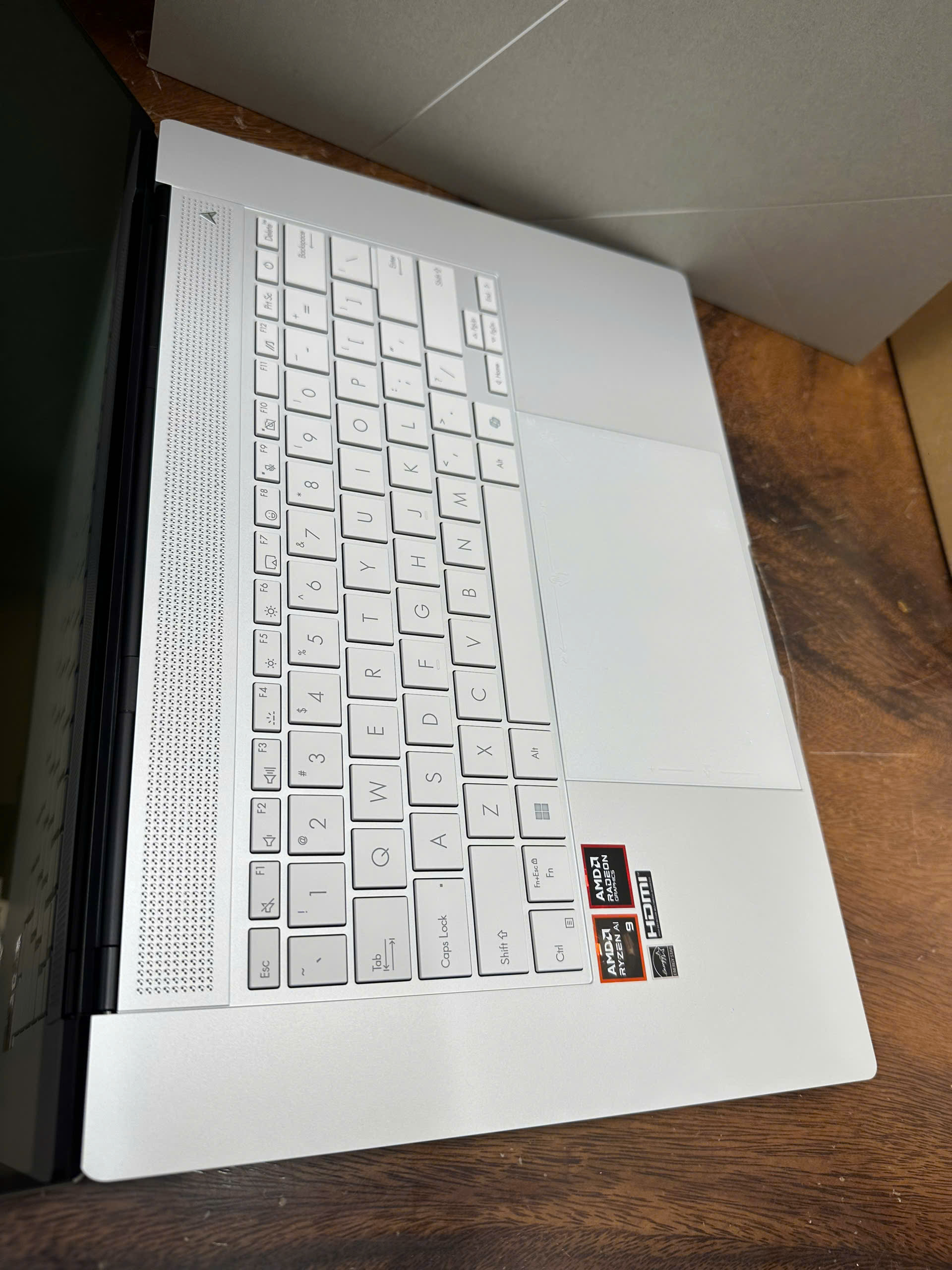 Asus zenbook S16 (um5606) (1)