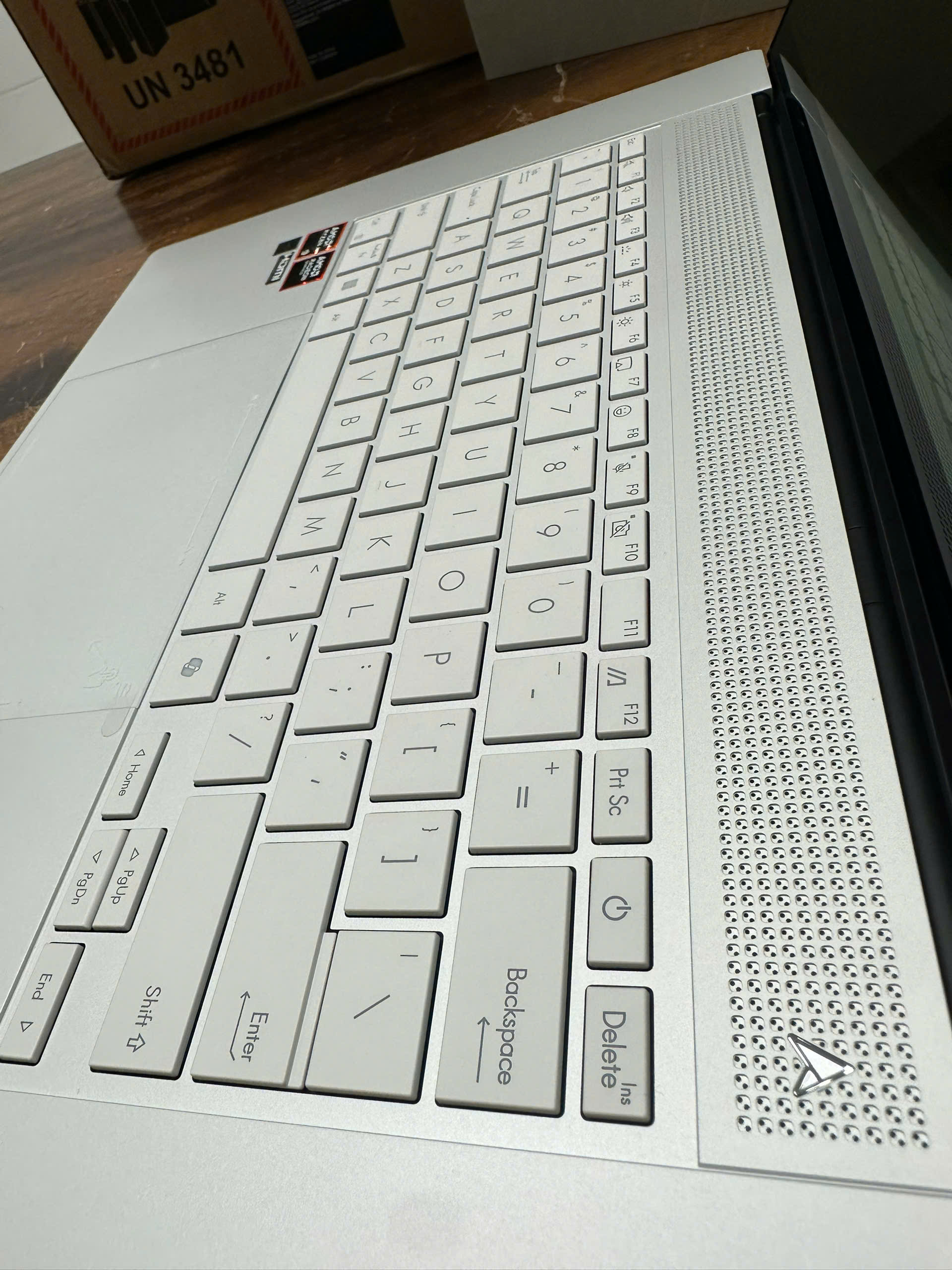 Asus zenbook S16 (um5606) (10)