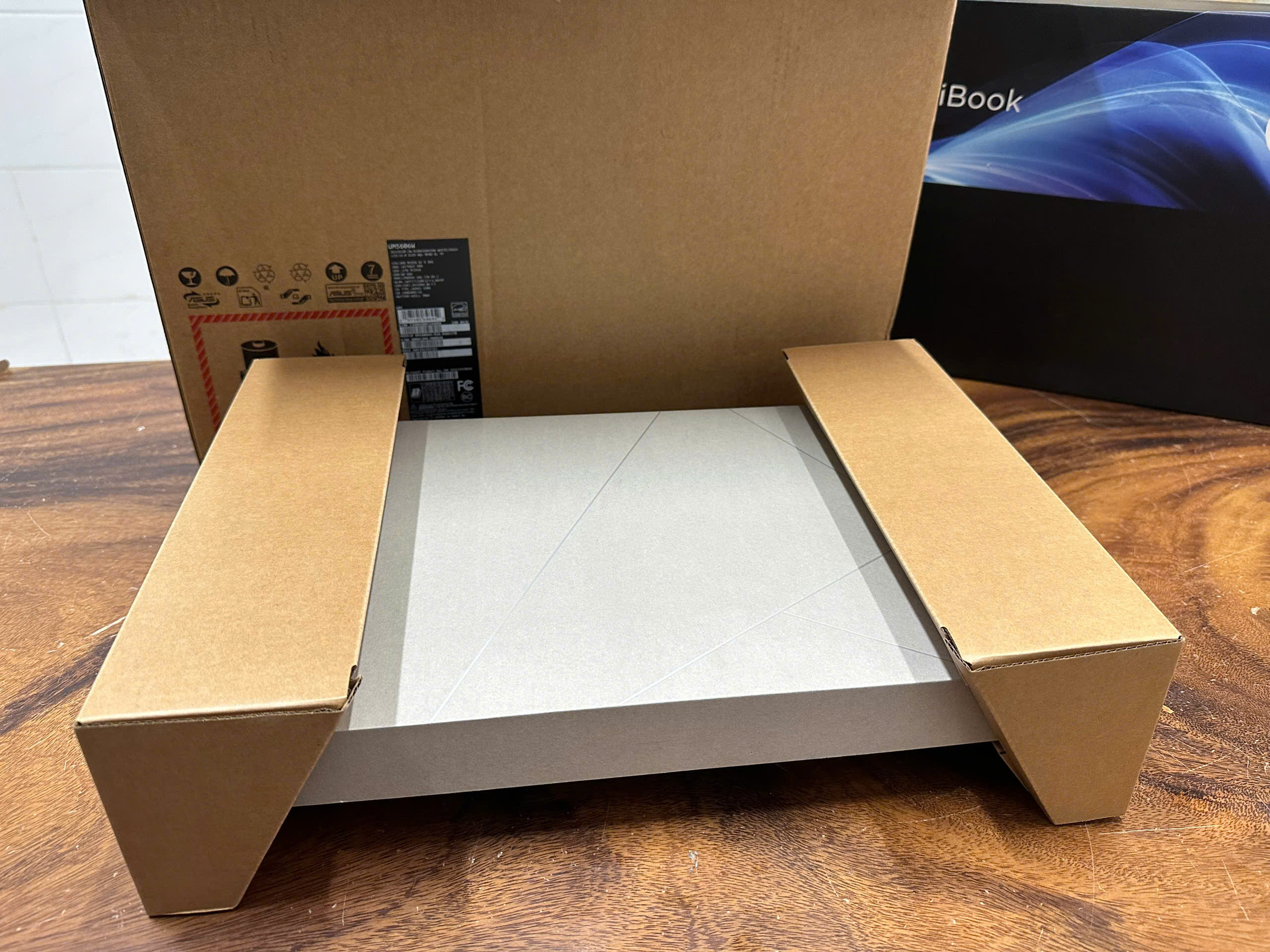 Asus zenbook S16 (um5606) (4)