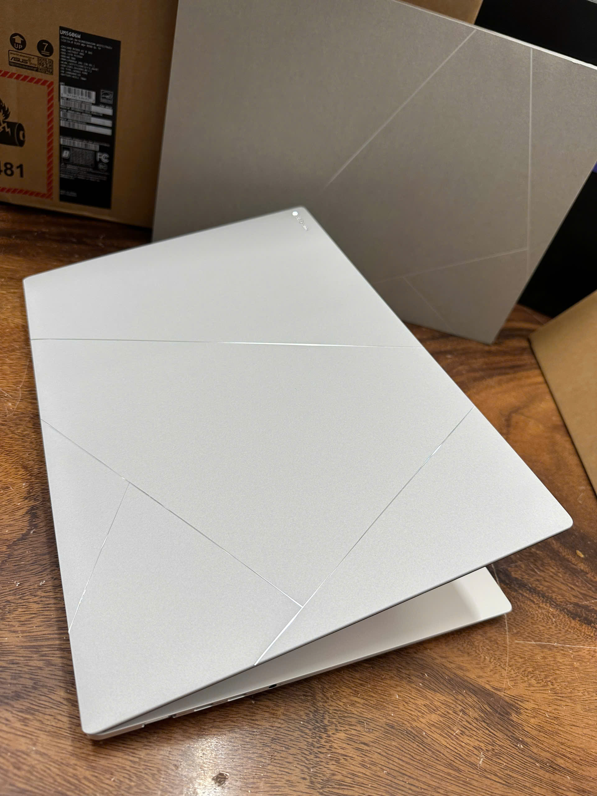 Asus zenbook S16 (um5606) (5)