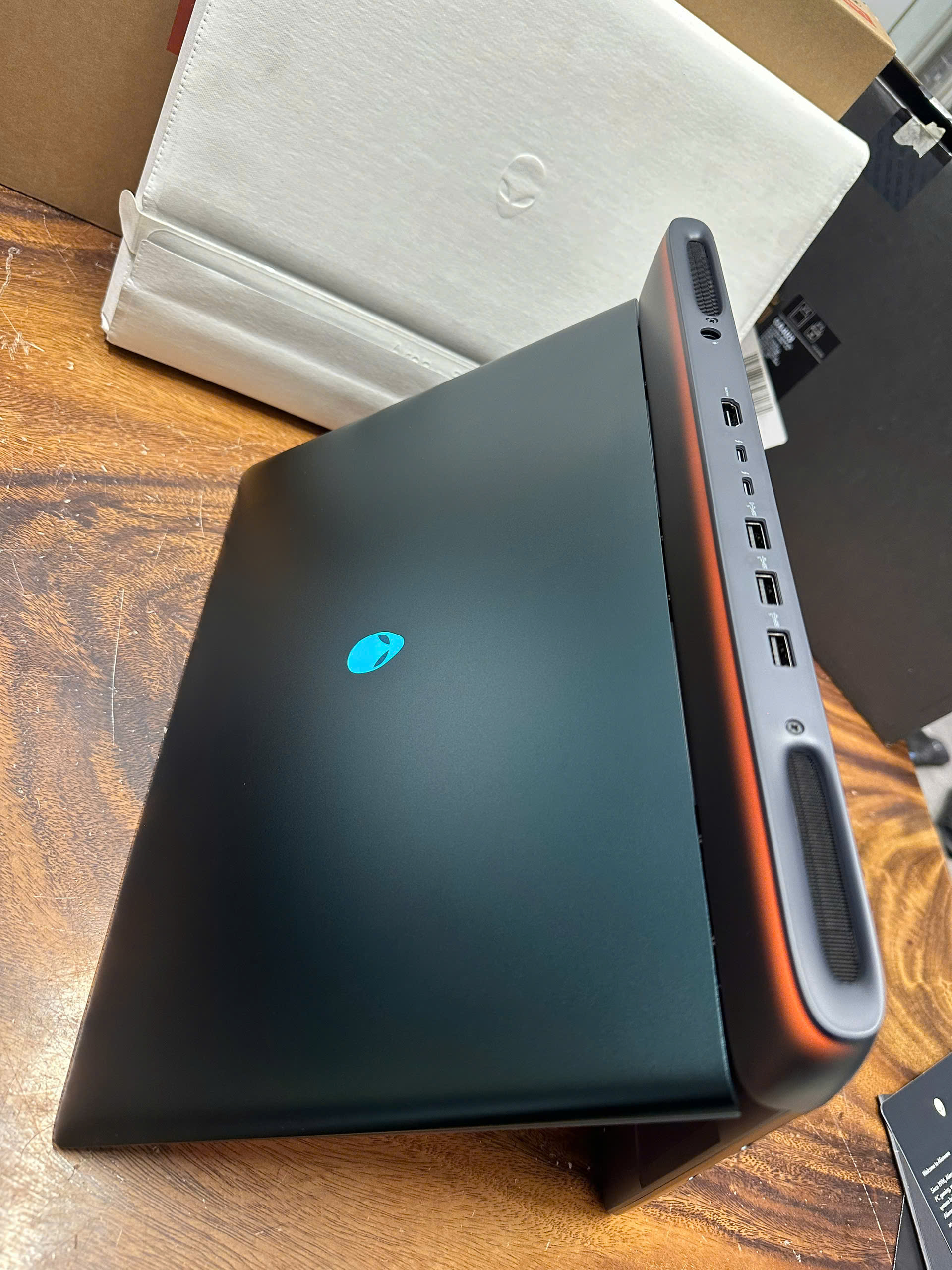 Dell Alienware 16 Area 51 (3)