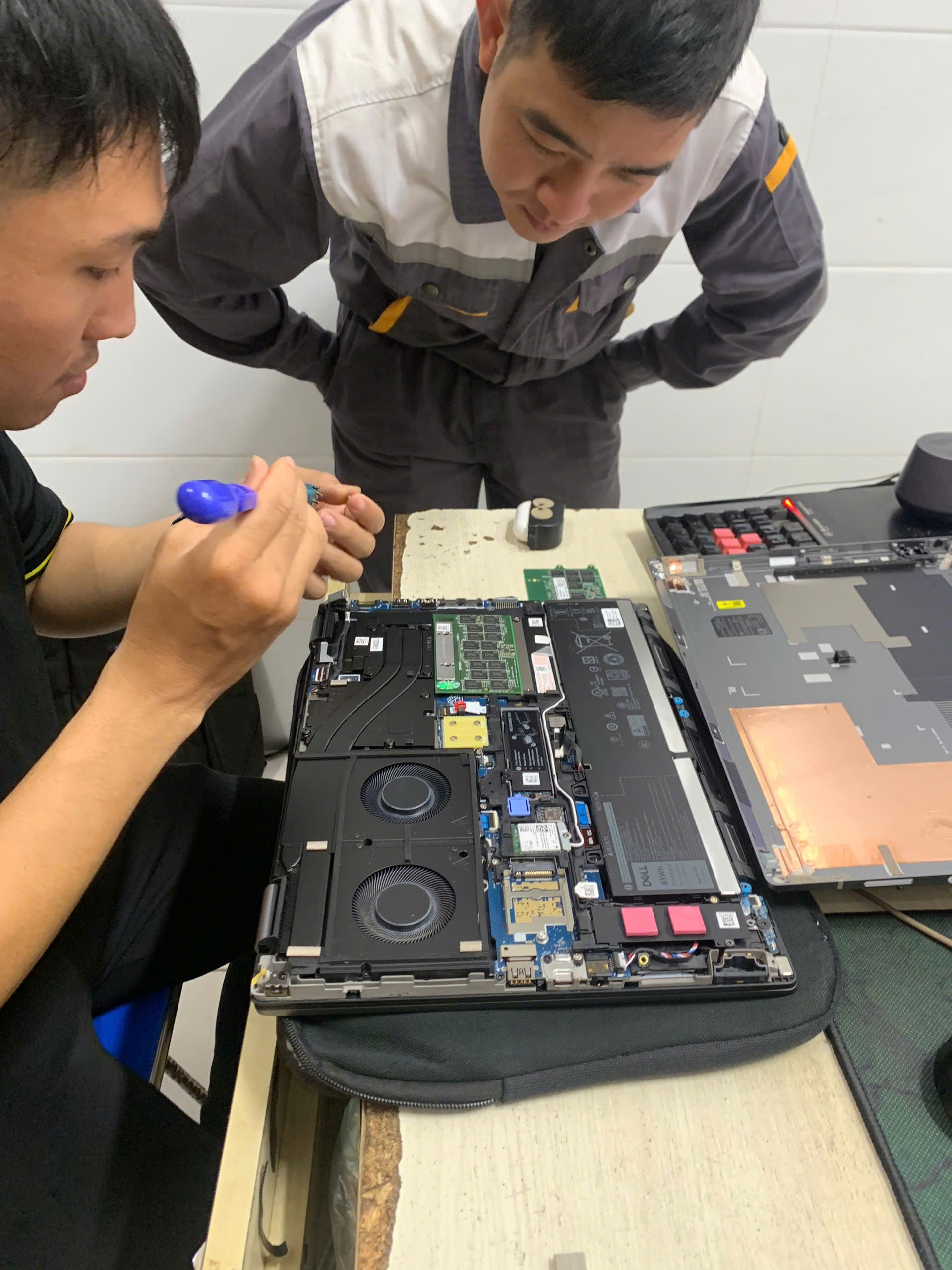 So sánh nên bán laptop cũ cho cửa hàng hay cá nhân