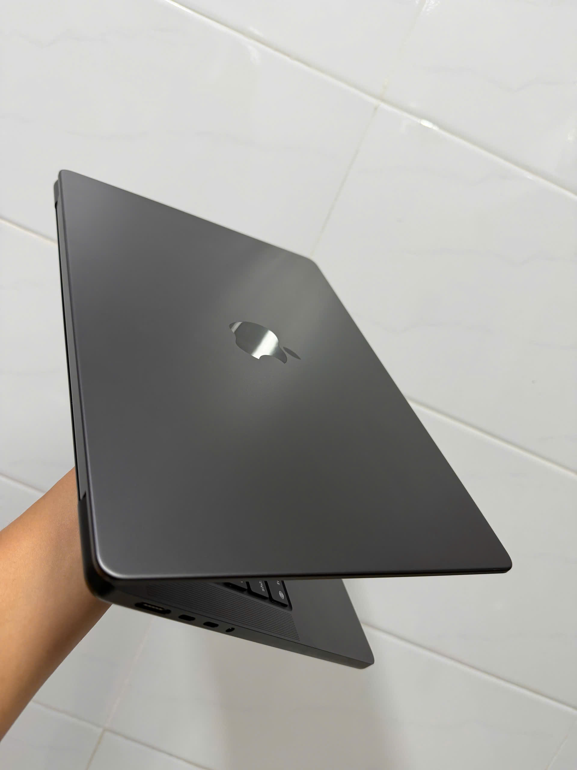 Macbook Pro 14in M5 (1)