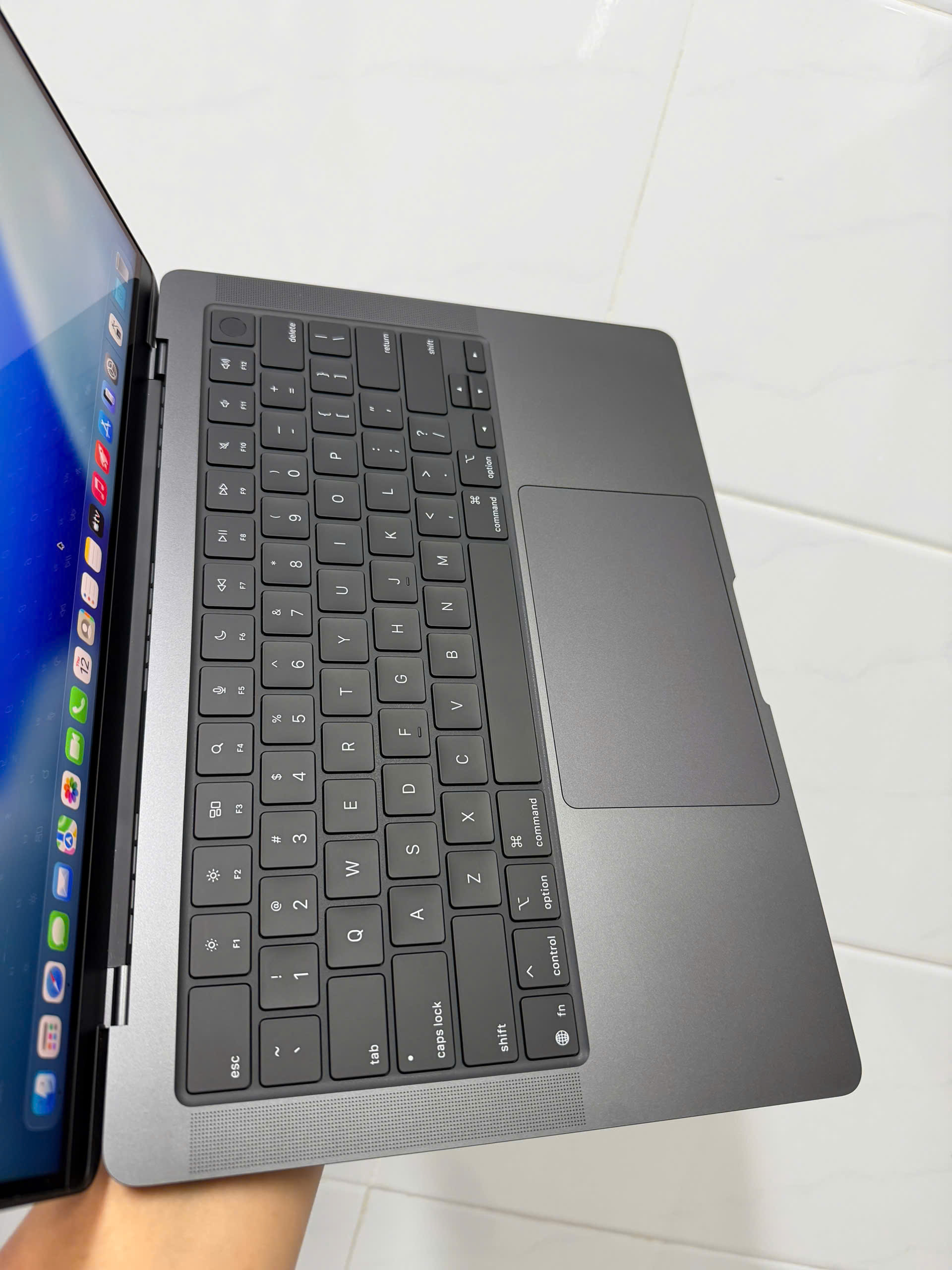 Macbook Pro 14in M5 (5)