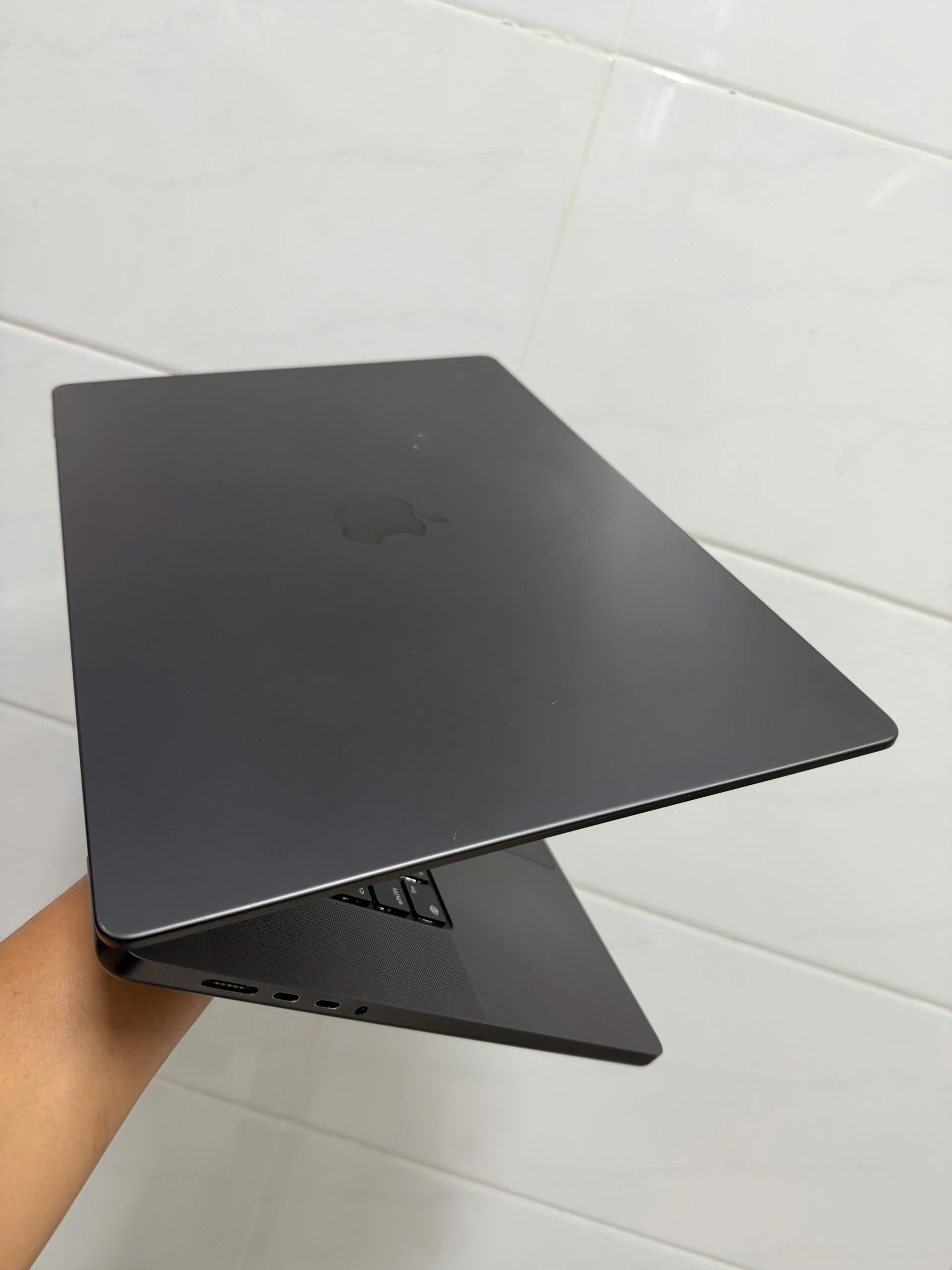 Macbook Pro 16 M3 Pro (6)